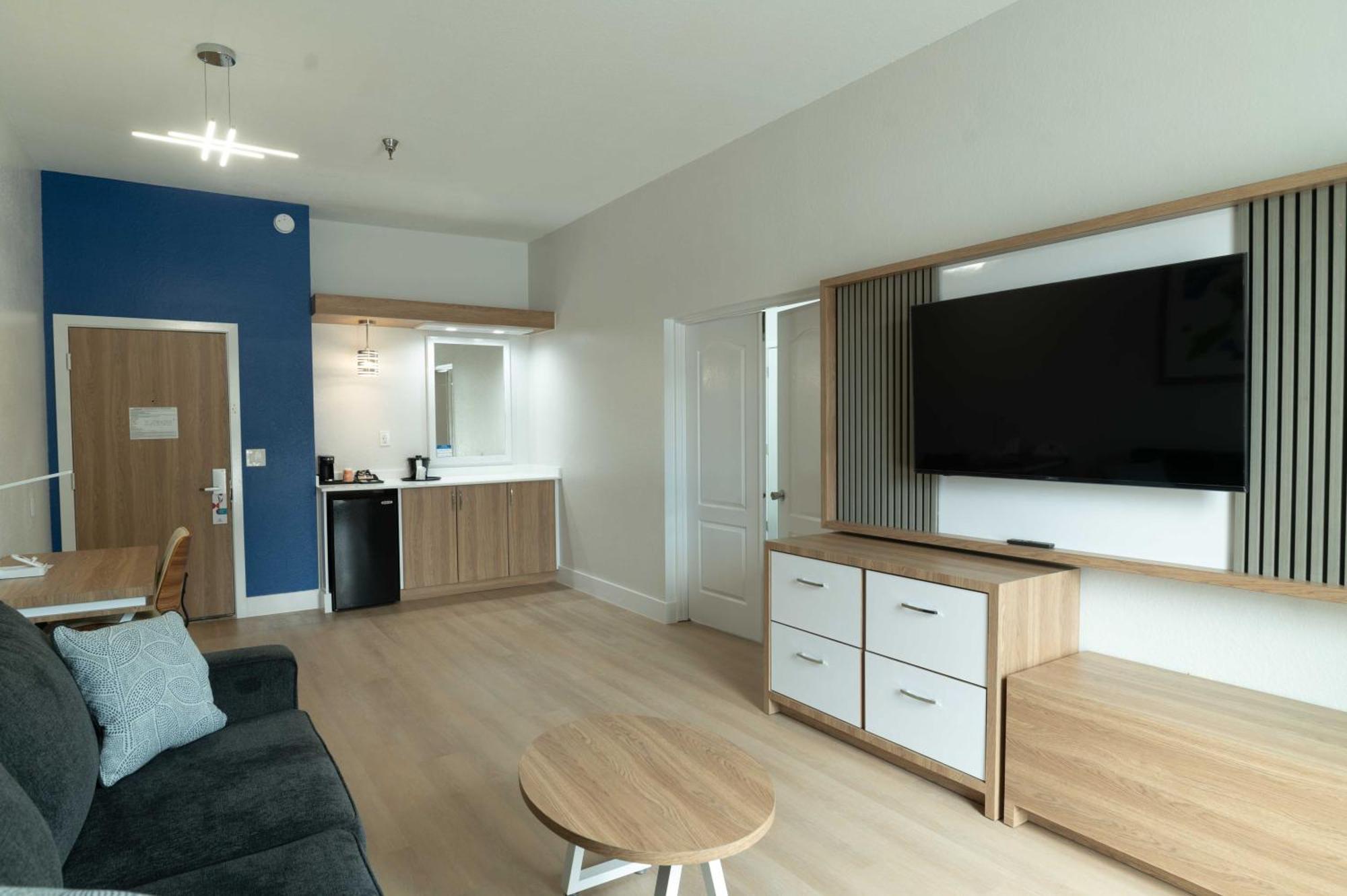 King Suite - Non-Smoking/Interior Hall