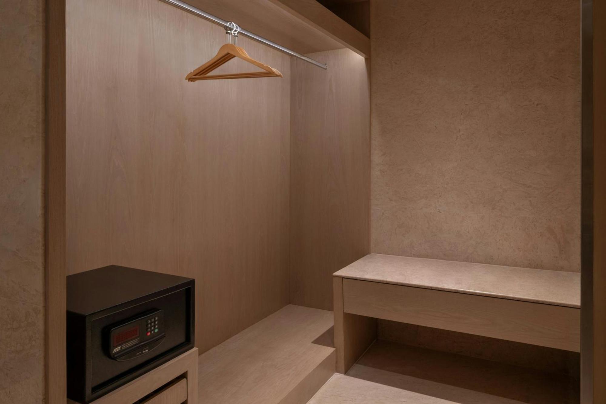 Courtyard Suite Executive Lounge access 1 Bedroom Suite on Spa on Laundry
