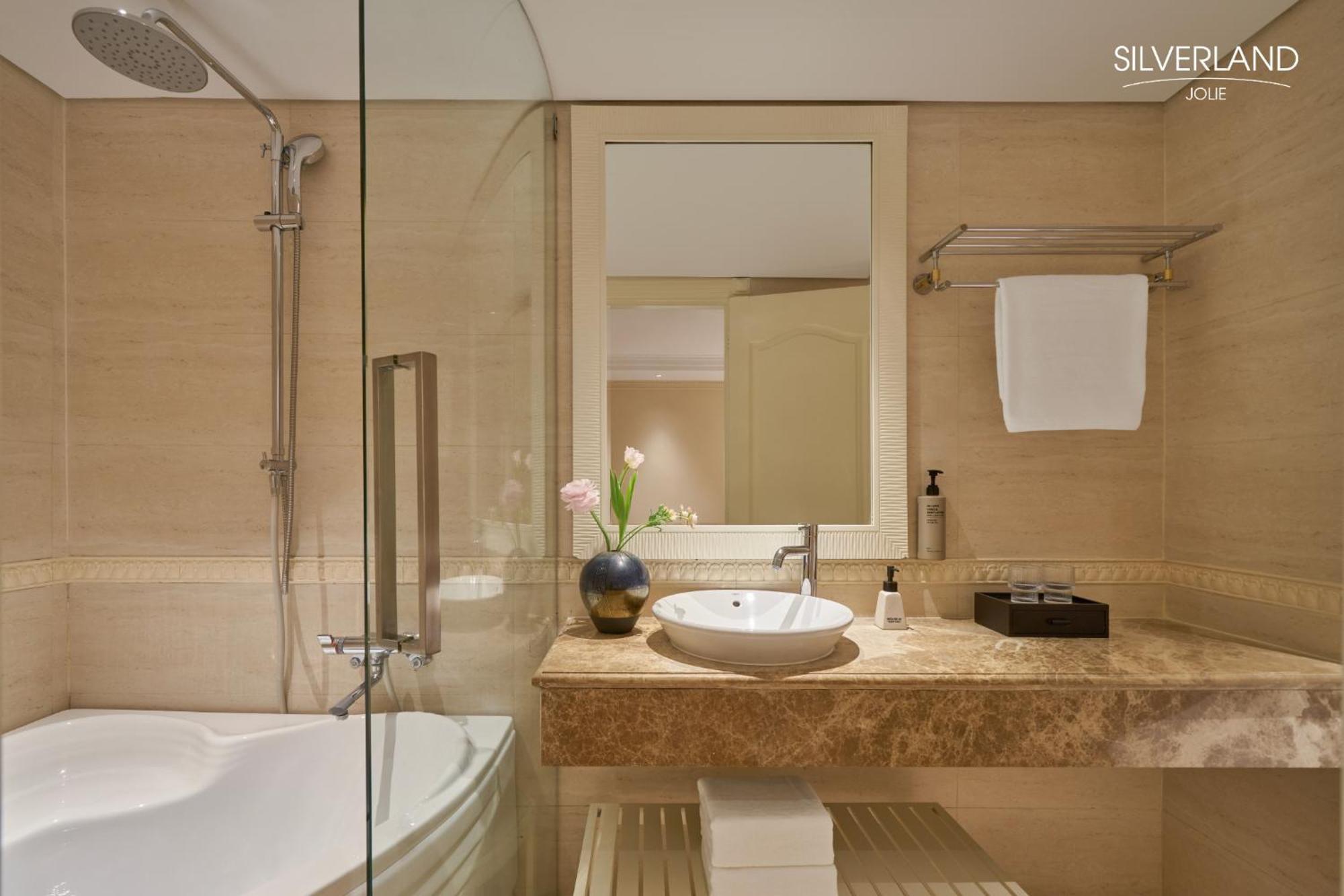 Deluxe Double or Twin Afternoon tea – No Window