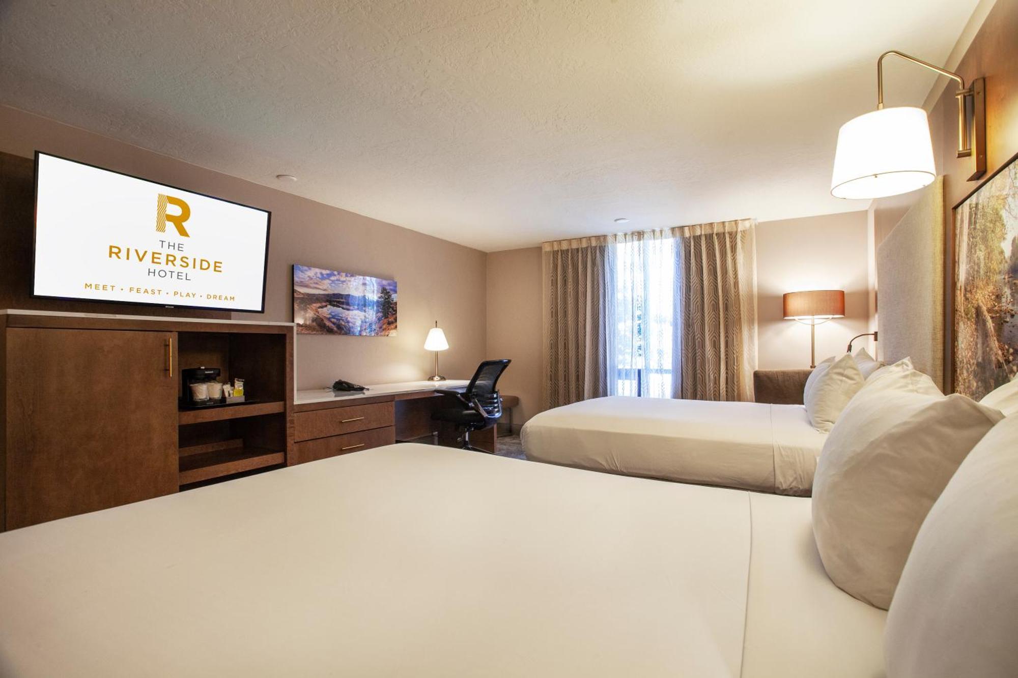 Queen Room with Two Queen Beds and Bath Tub - Non-Smoking