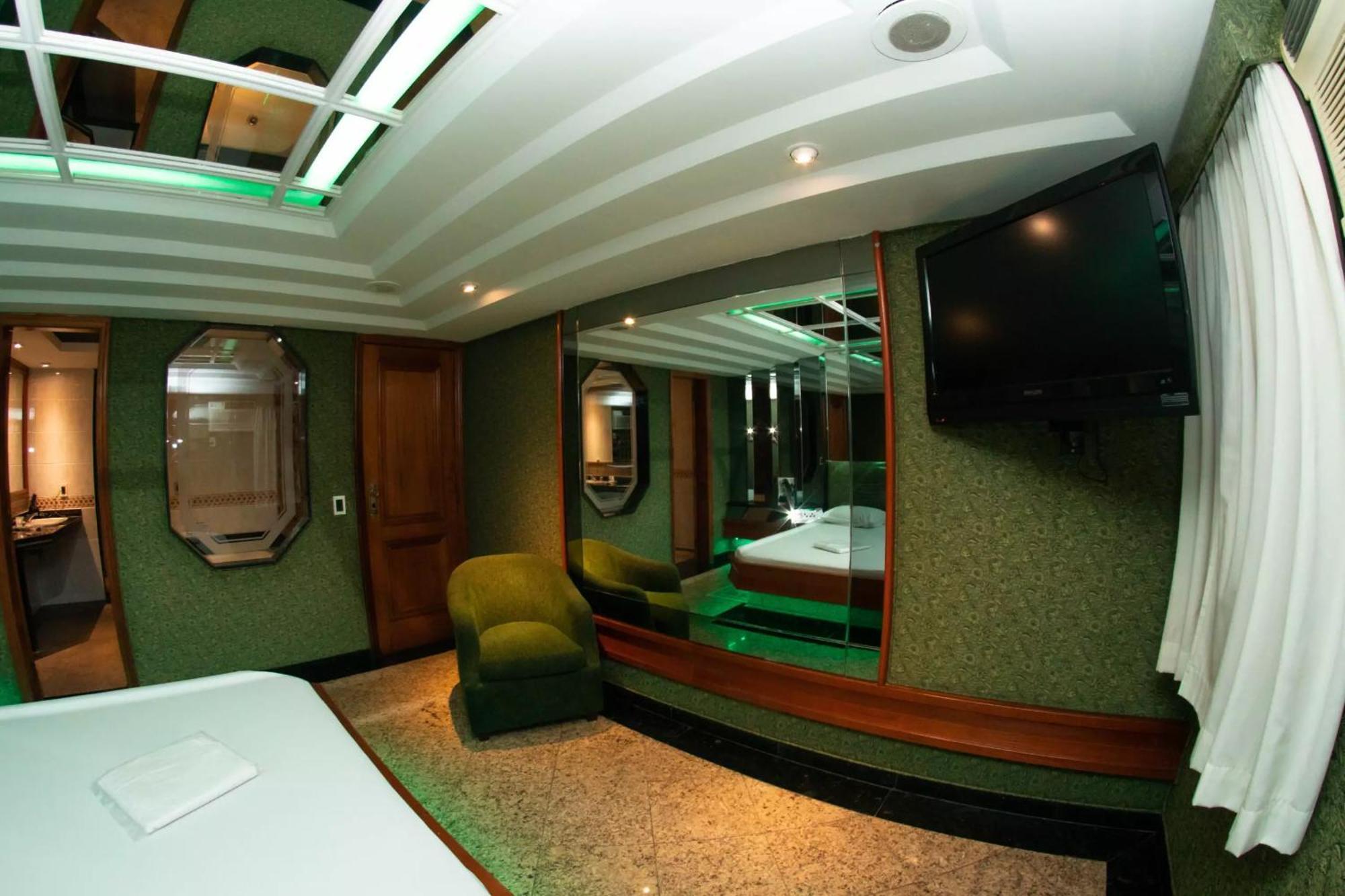 Deluxe Suite Spa Bath