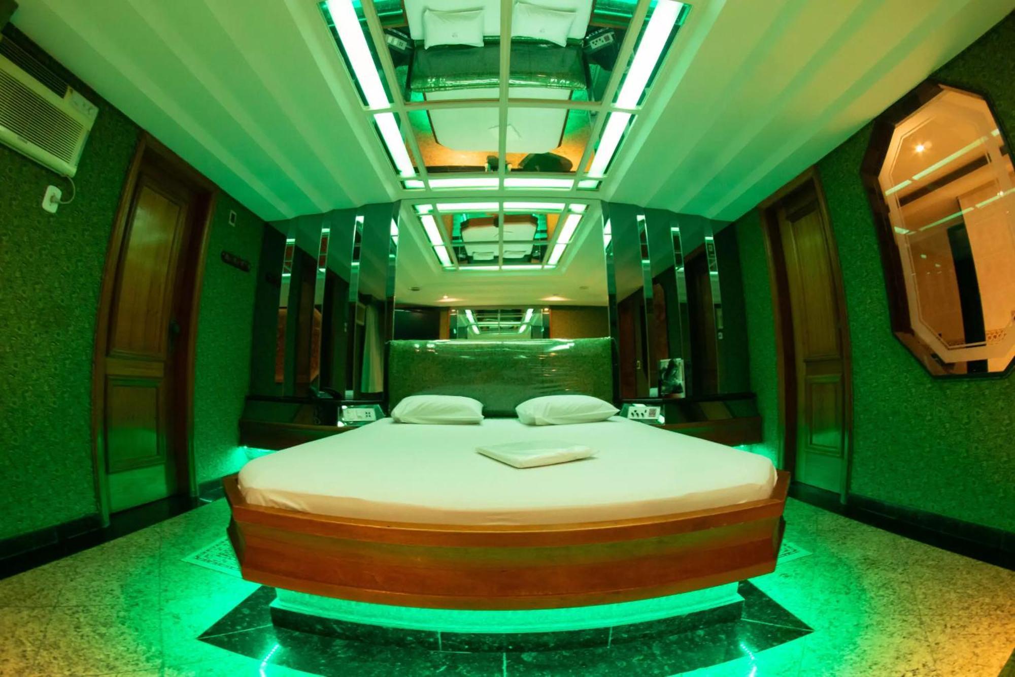 Deluxe Suite Spa Bath