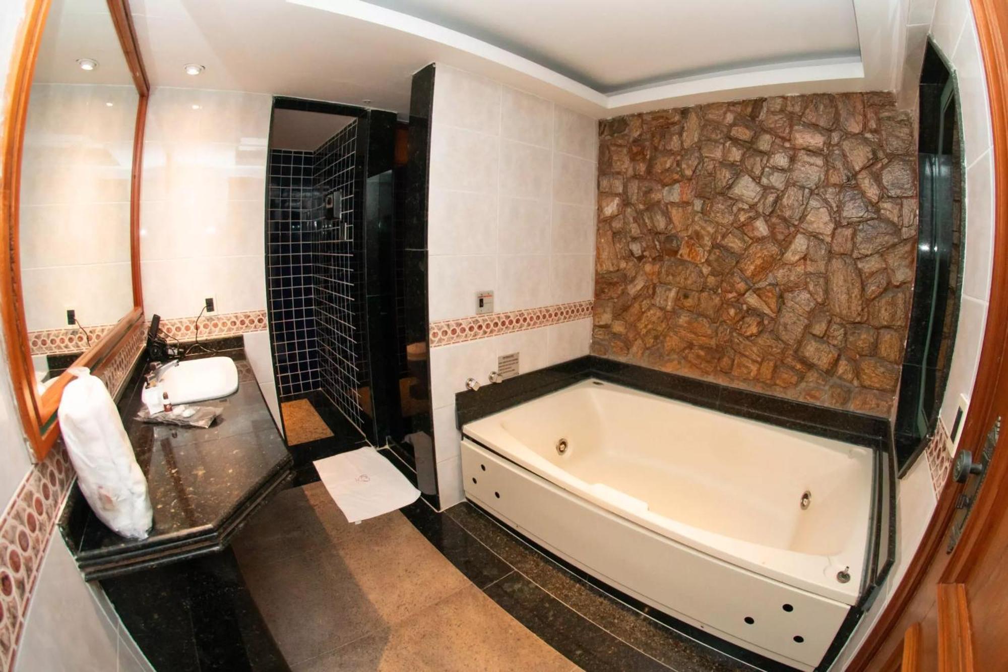 Deluxe Suite Spa Bath