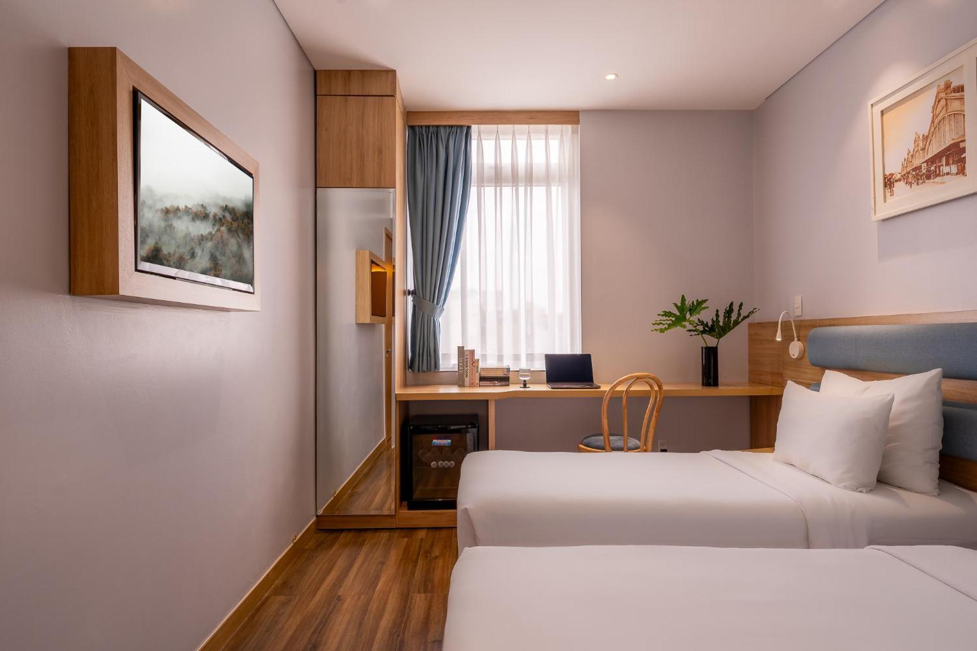 Premium Double or Twin Window Room