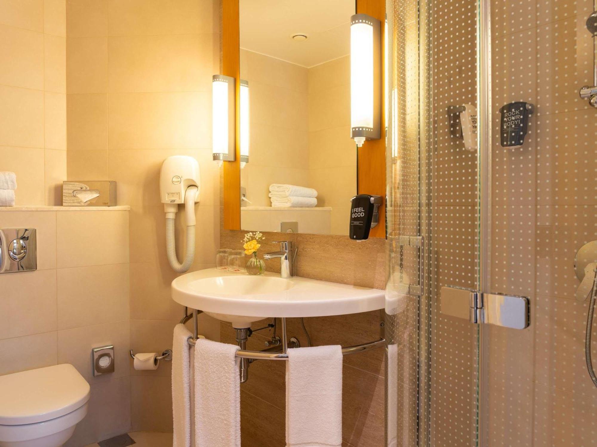 Standard Queen Room
