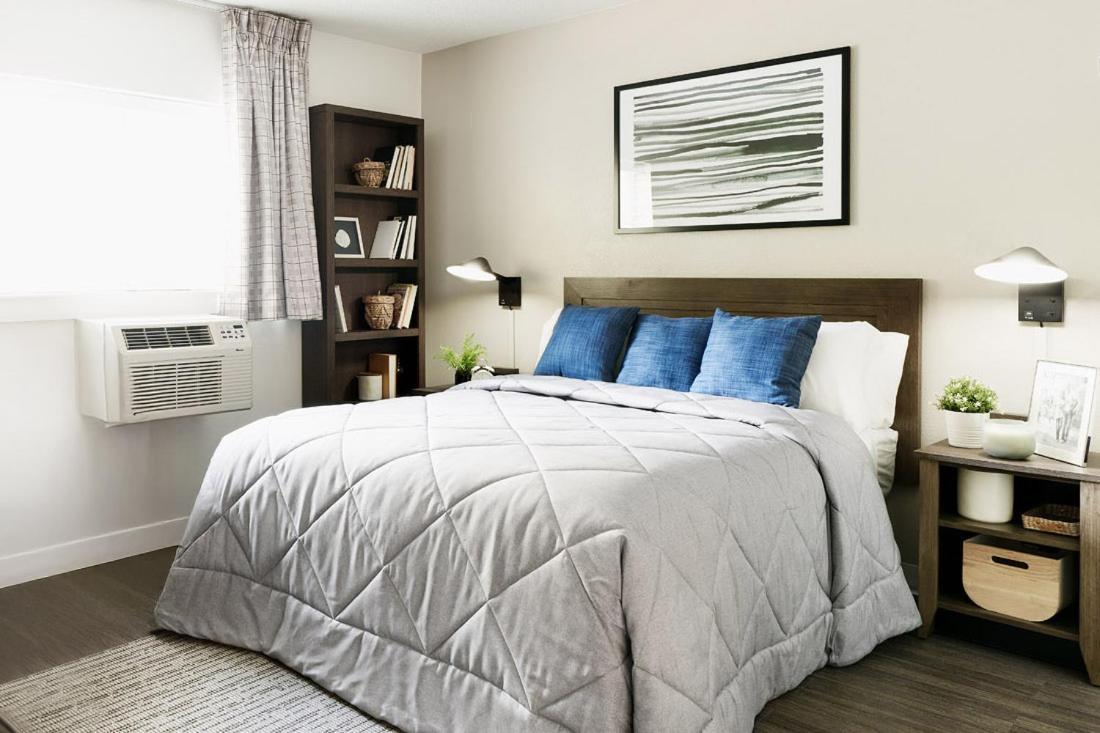 Premium - 1 Queen Bed Studio w/ Kitchen