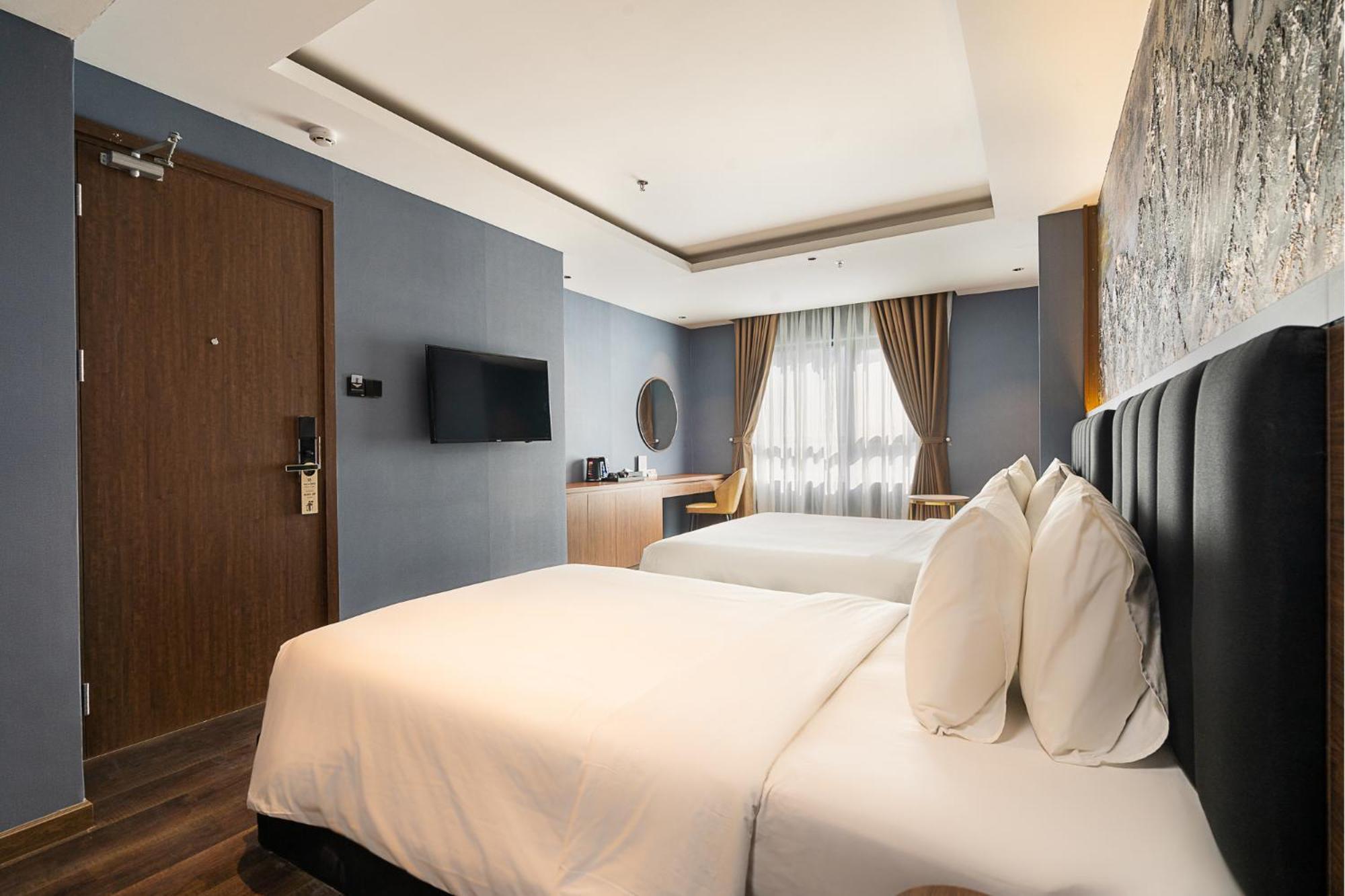 Premier Triple Room Bathtub City View Daily room Minibar