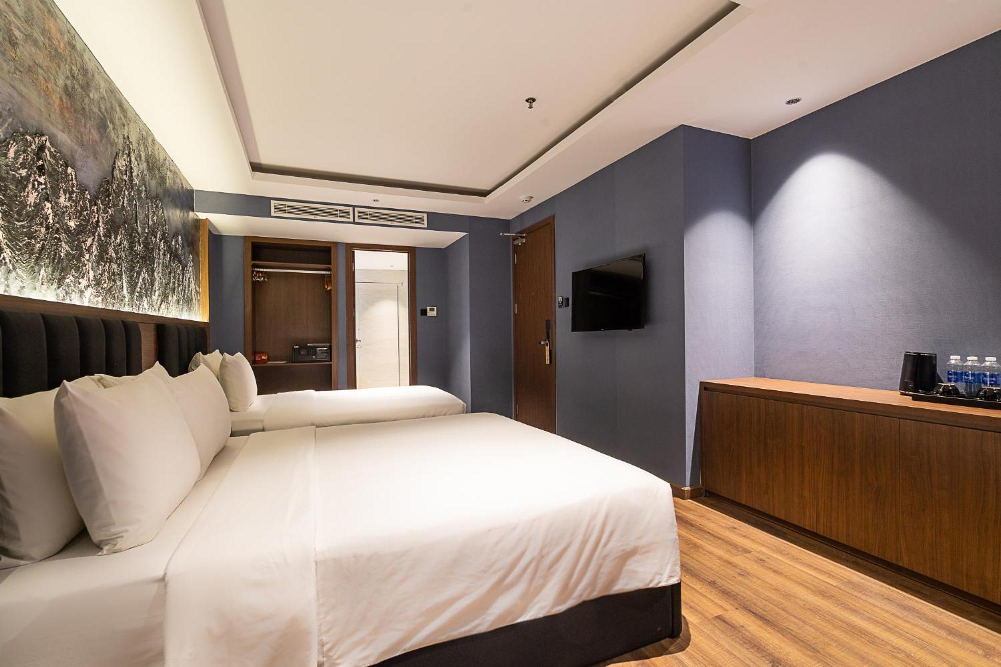 Premier Triple Room Bathtub City View Daily room Minibar