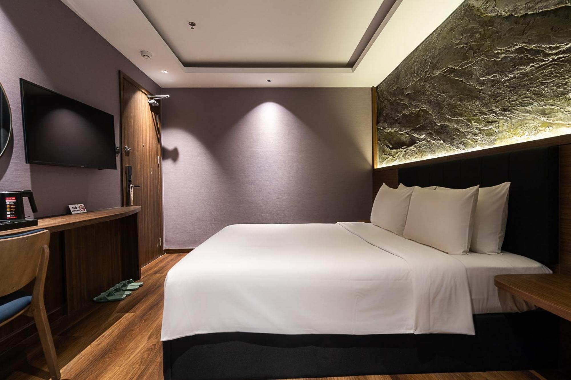 Superior Room Bathtub No Window Daily room Minibar