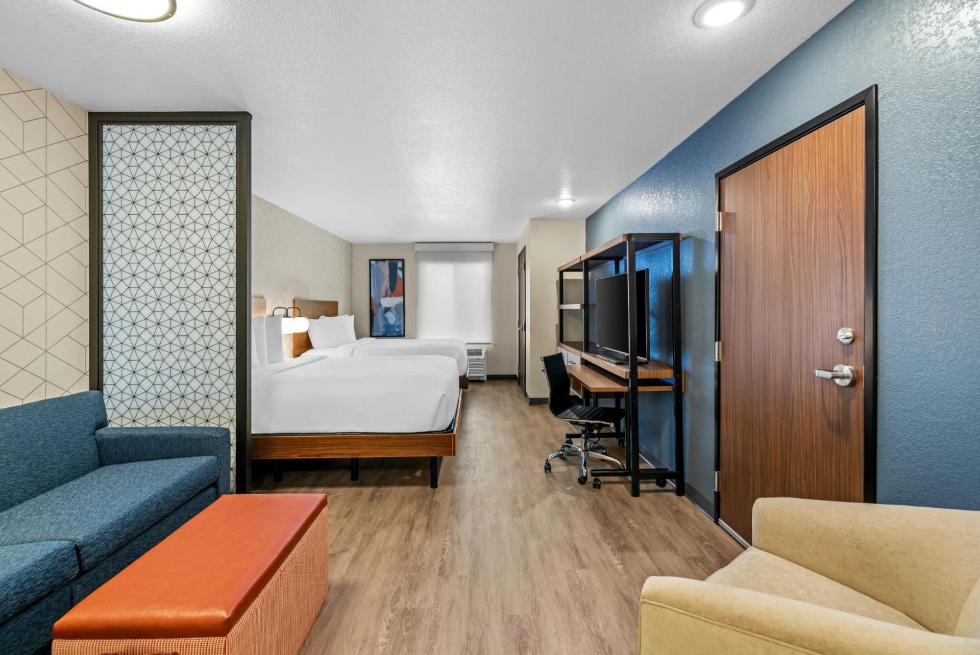 Queen Suite Two Queen Beds Sofa Disability Access or Non Smoking
