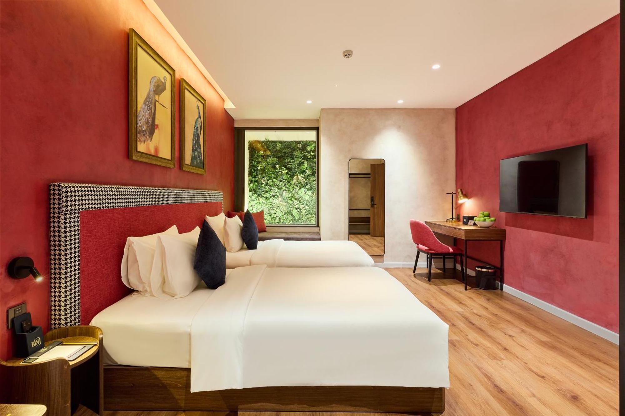 Grand Luxury Twin Window Lounge Access