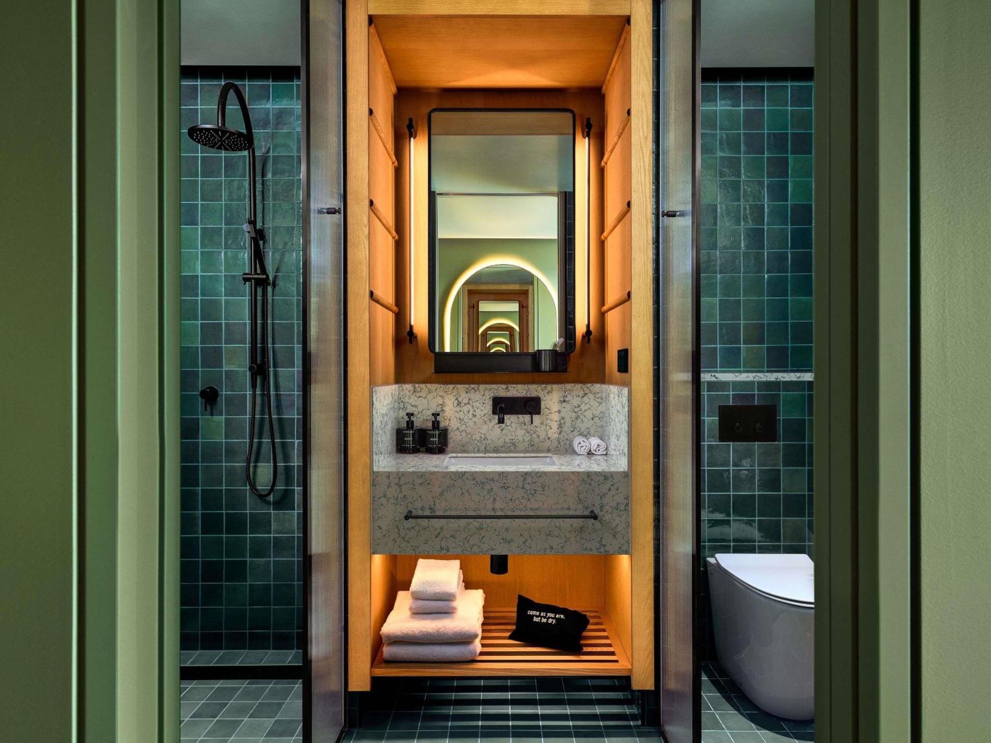 Medium Courtyard King Room,1744129601:JPEG