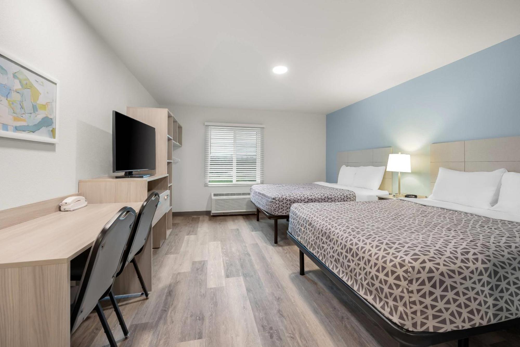 Queen Suite Two Queen Beds Tub Disability Access or Non Smoking