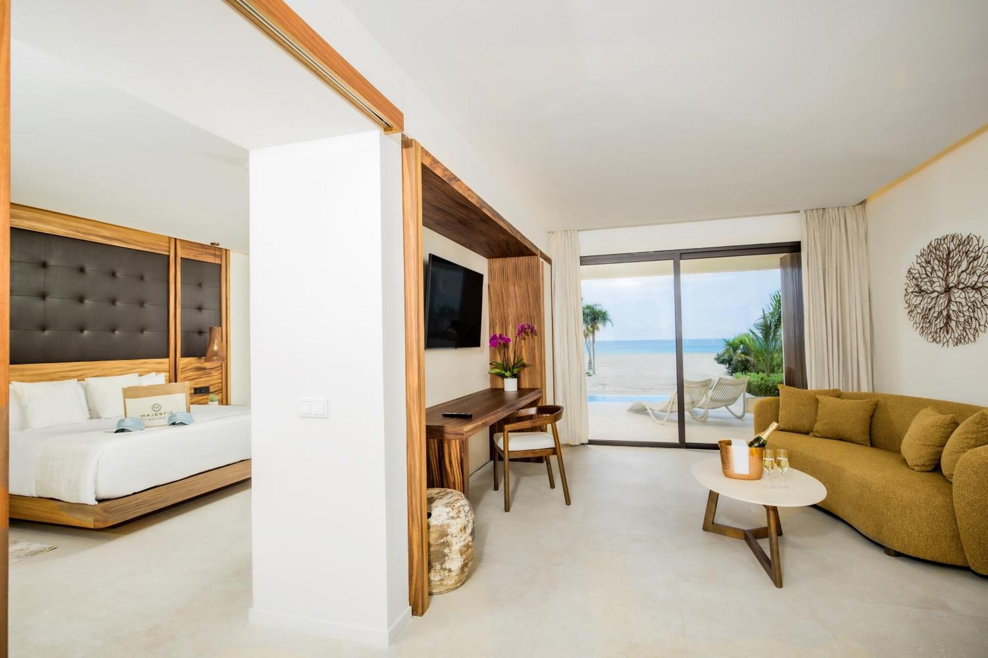 Mirage Club Swim Up Suite Oceanfront Outdoor Jacuzzi 18