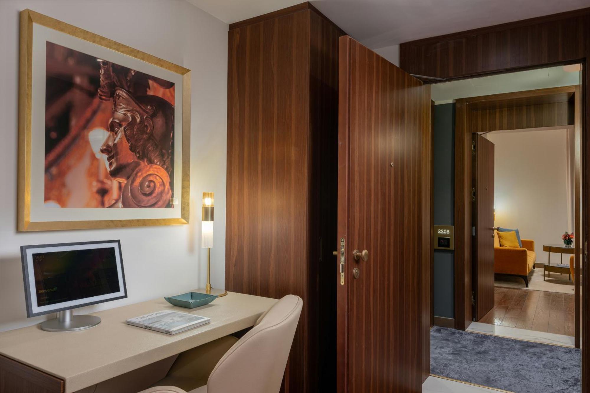 Deluxe One-Bedroom Apartment