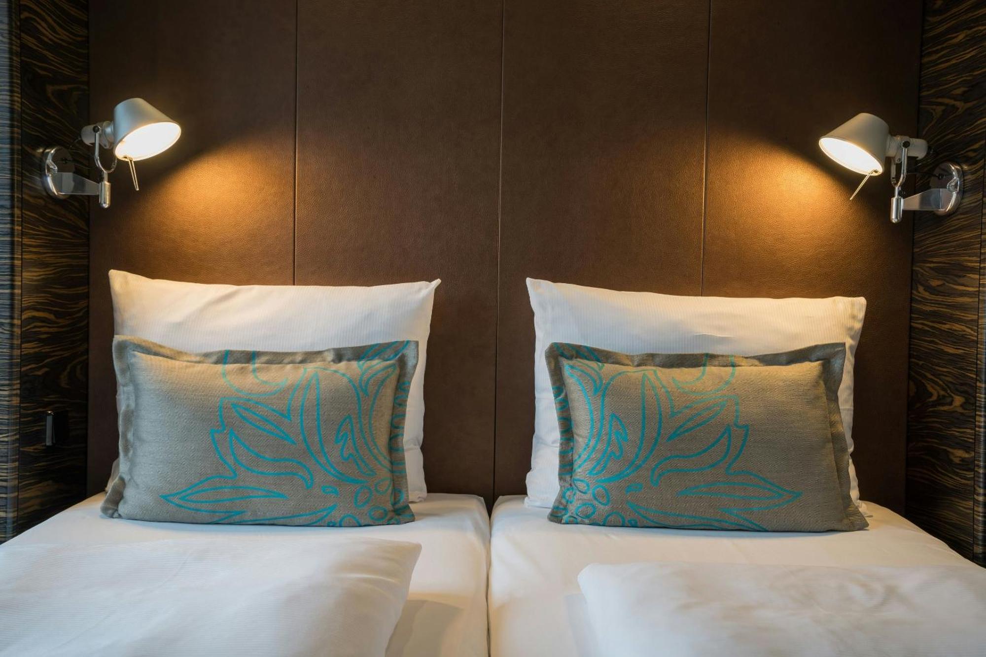 Room King Size bed