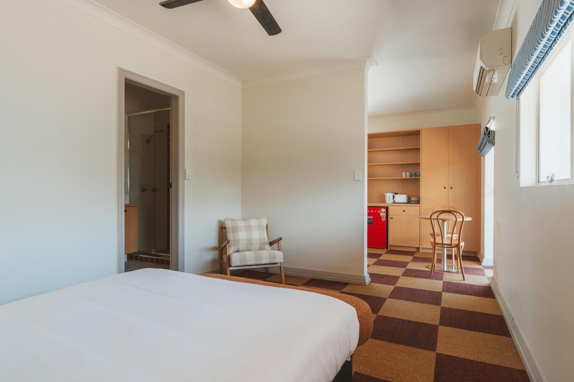 Queen Suite - Renovated recently
