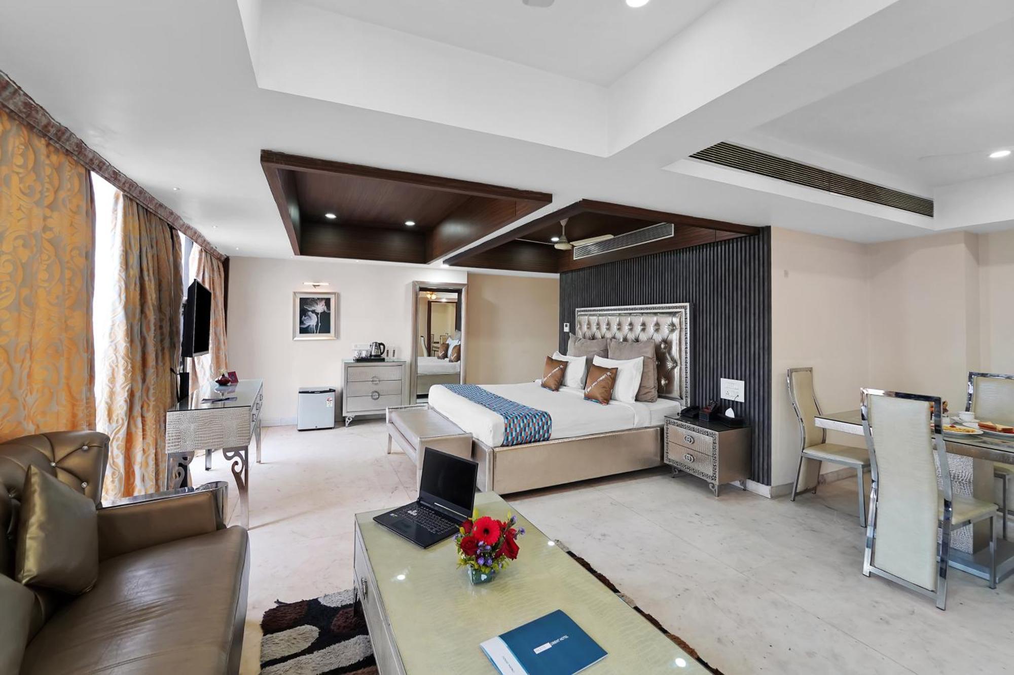 Executive Suite (Welcome Drink,Early checkin/Late Checkout (Subject to availability),20% Off on F&B, 15 % Discount on Laundry)