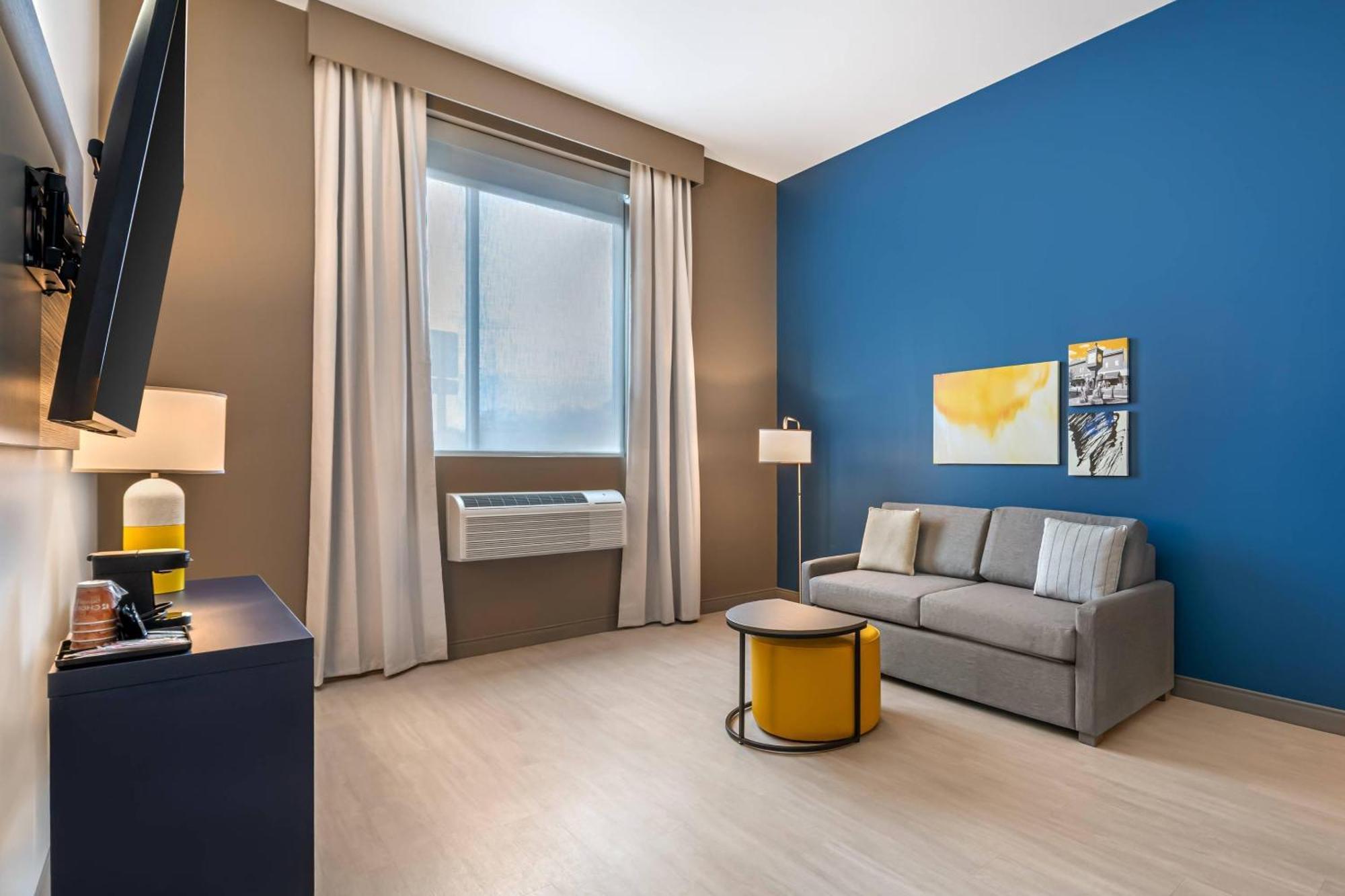 Quadruple Room with Two Queen Beds and Tub - Disability Access/Non Smoking