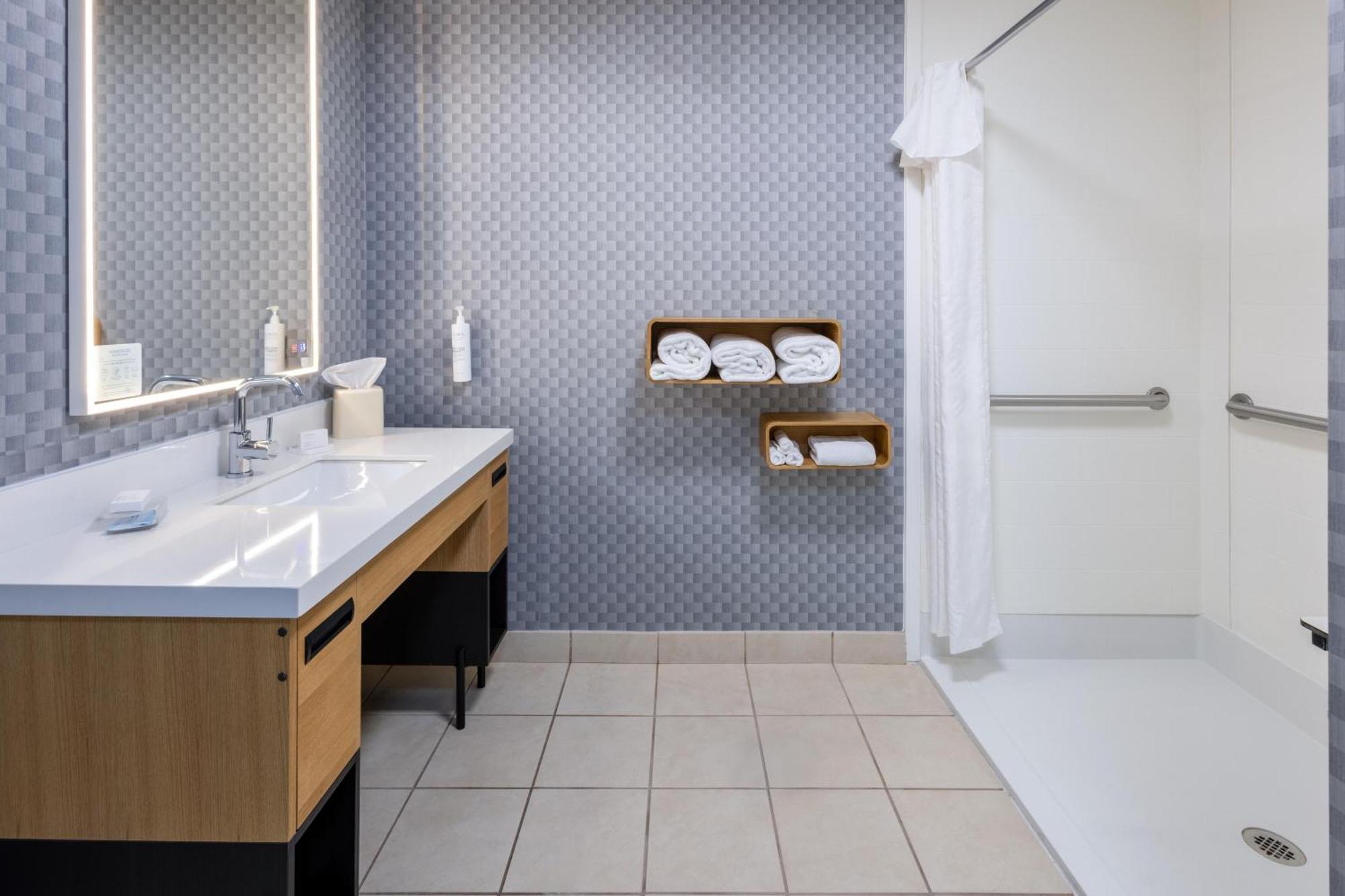 King Studio Roll Shower Mobility Hearing Access or Non-Smoking