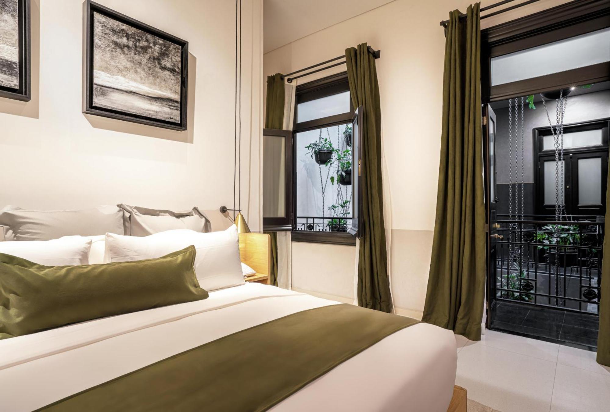 King Guest Room indoor Balcony