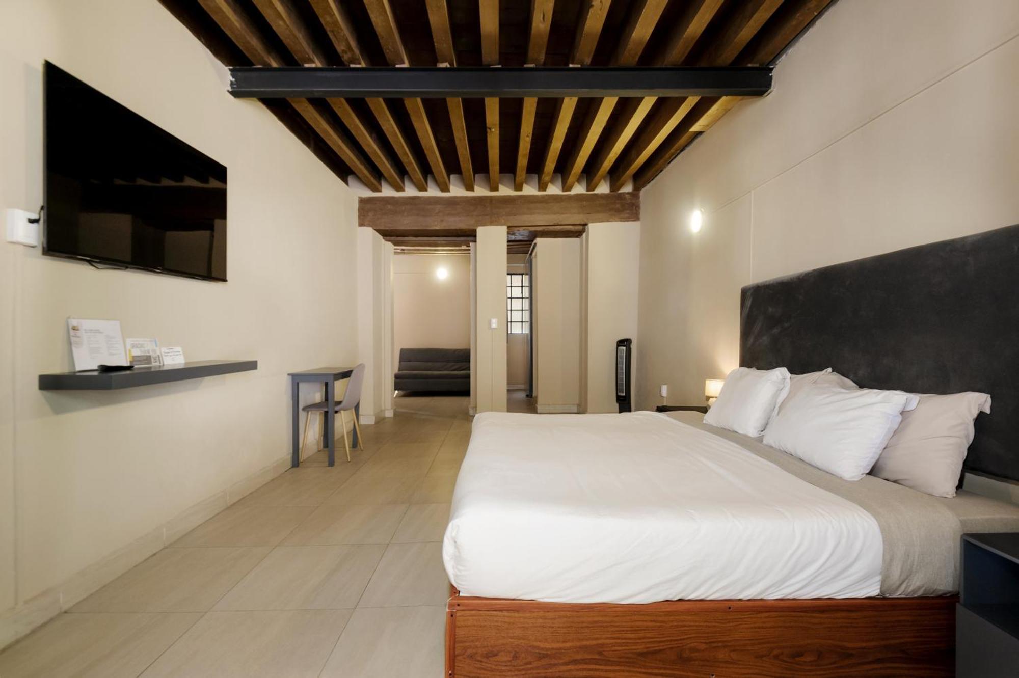 Deluxe King Suite