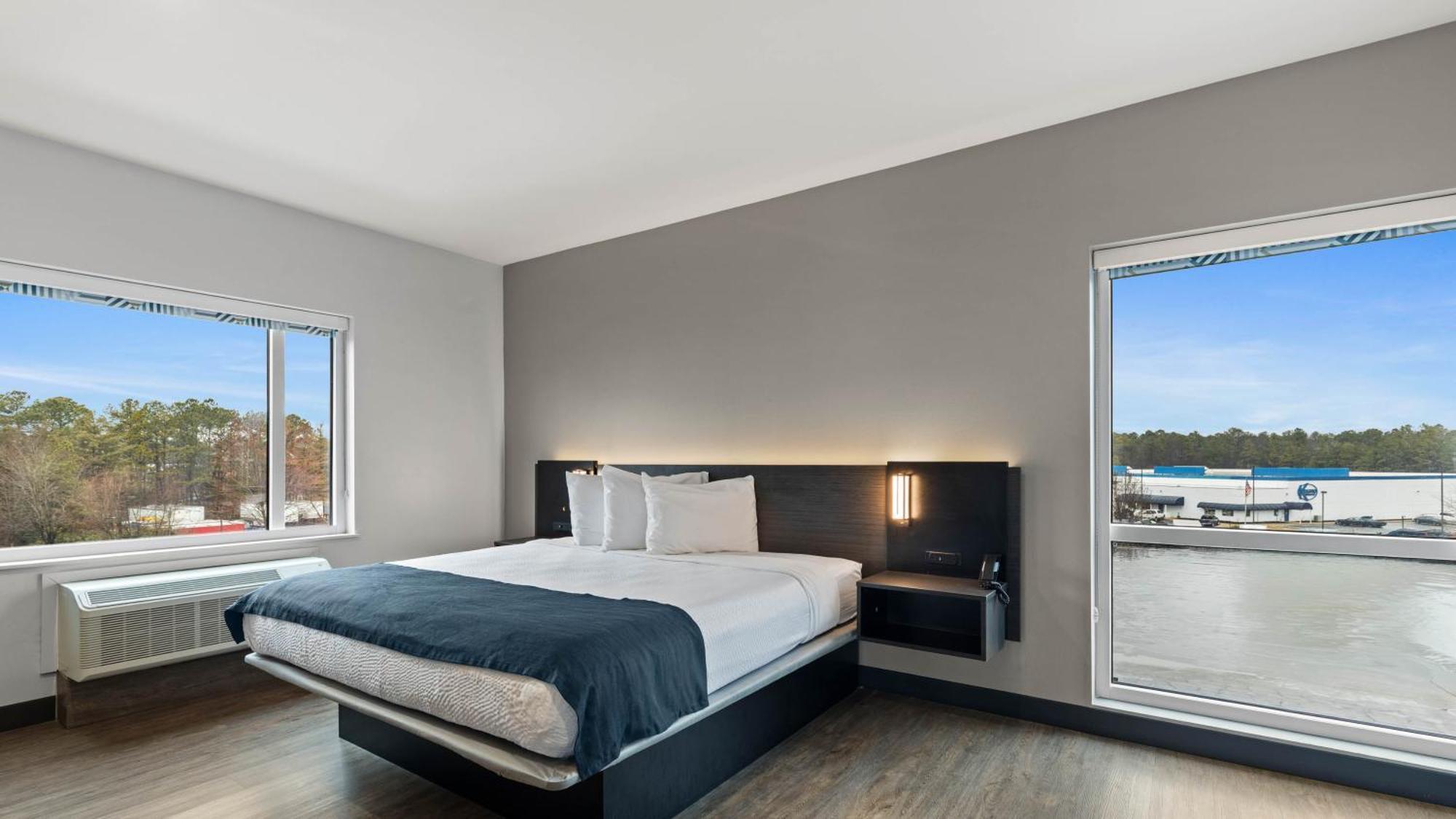 King Room with Roll-in Shower - Disability Access - Non-Smoking