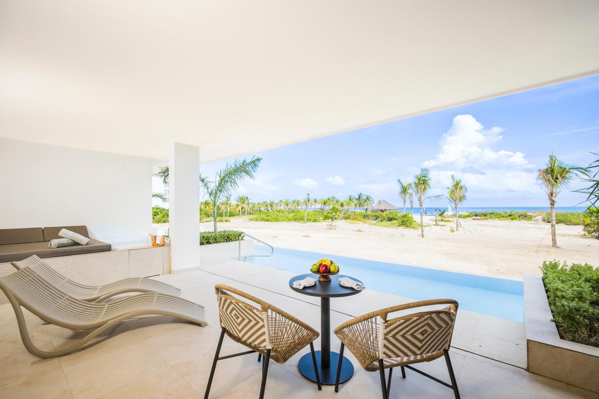 Mirage Club Swim Up Suite Oceanfront Outdoor Jacuzzi 18