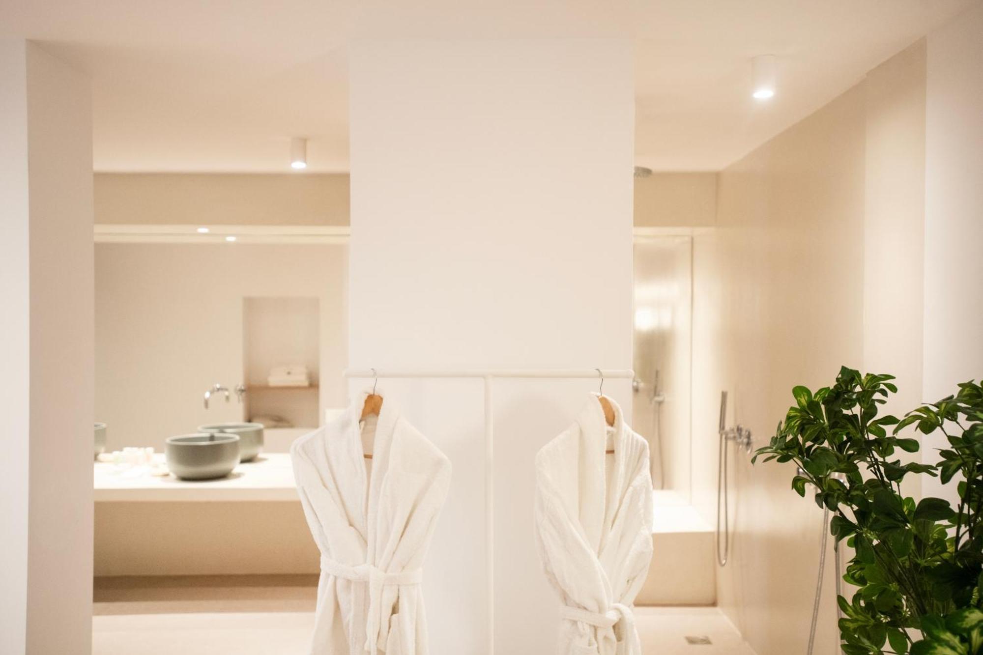 Lilium Grand Suite Outdoor Hot Tub