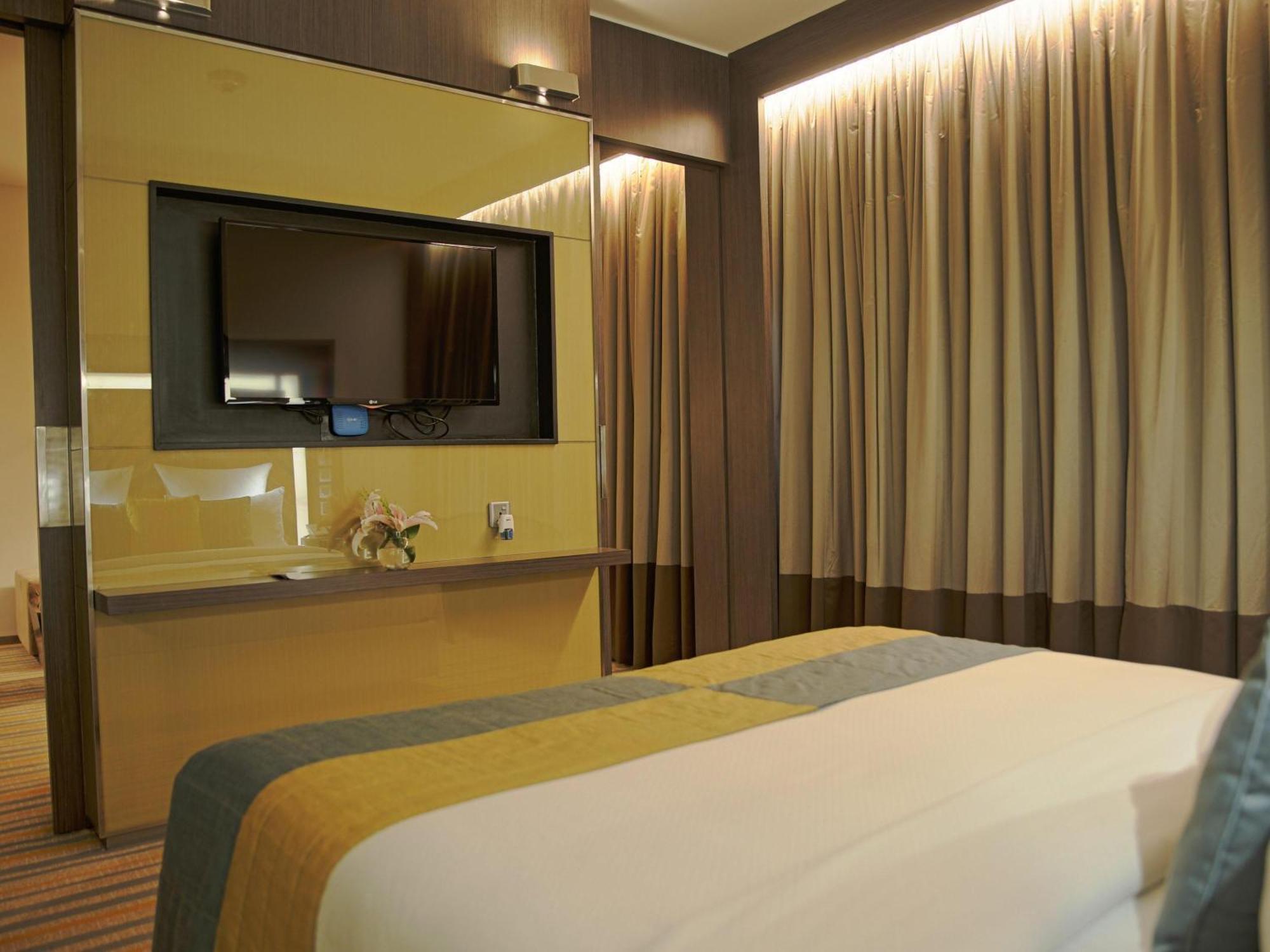 Suite Premier Lounge Access Airport transfers laundry