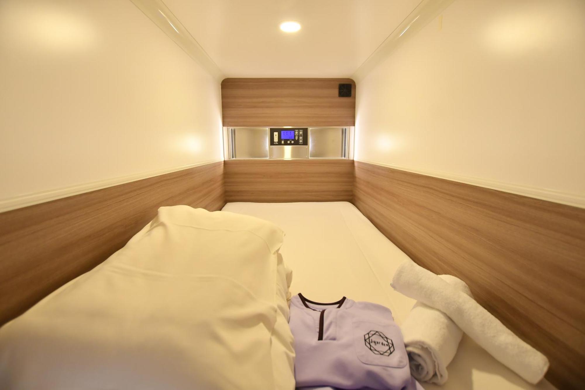 Capsule Room Female