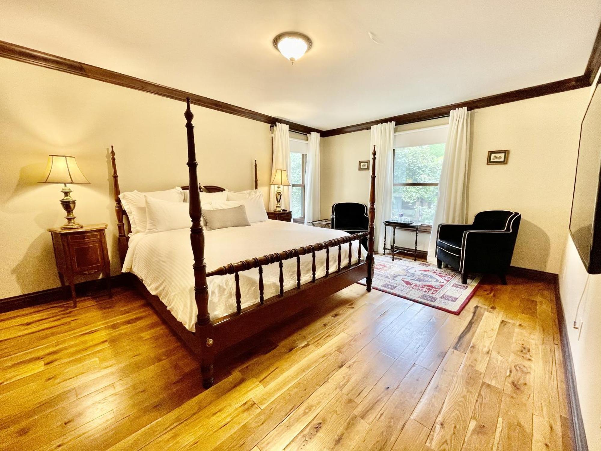 Deluxe King Room