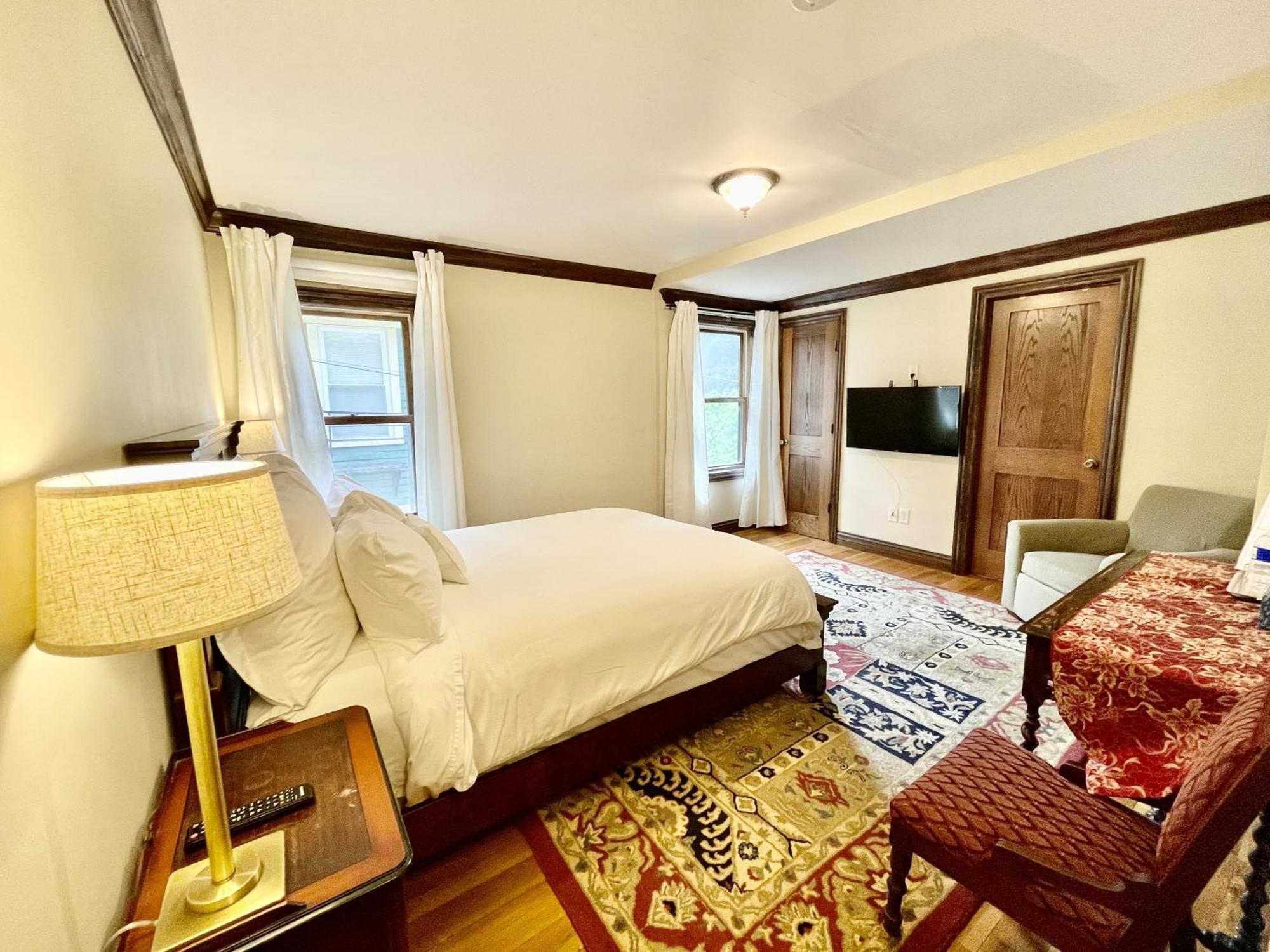 Standard Queen Room