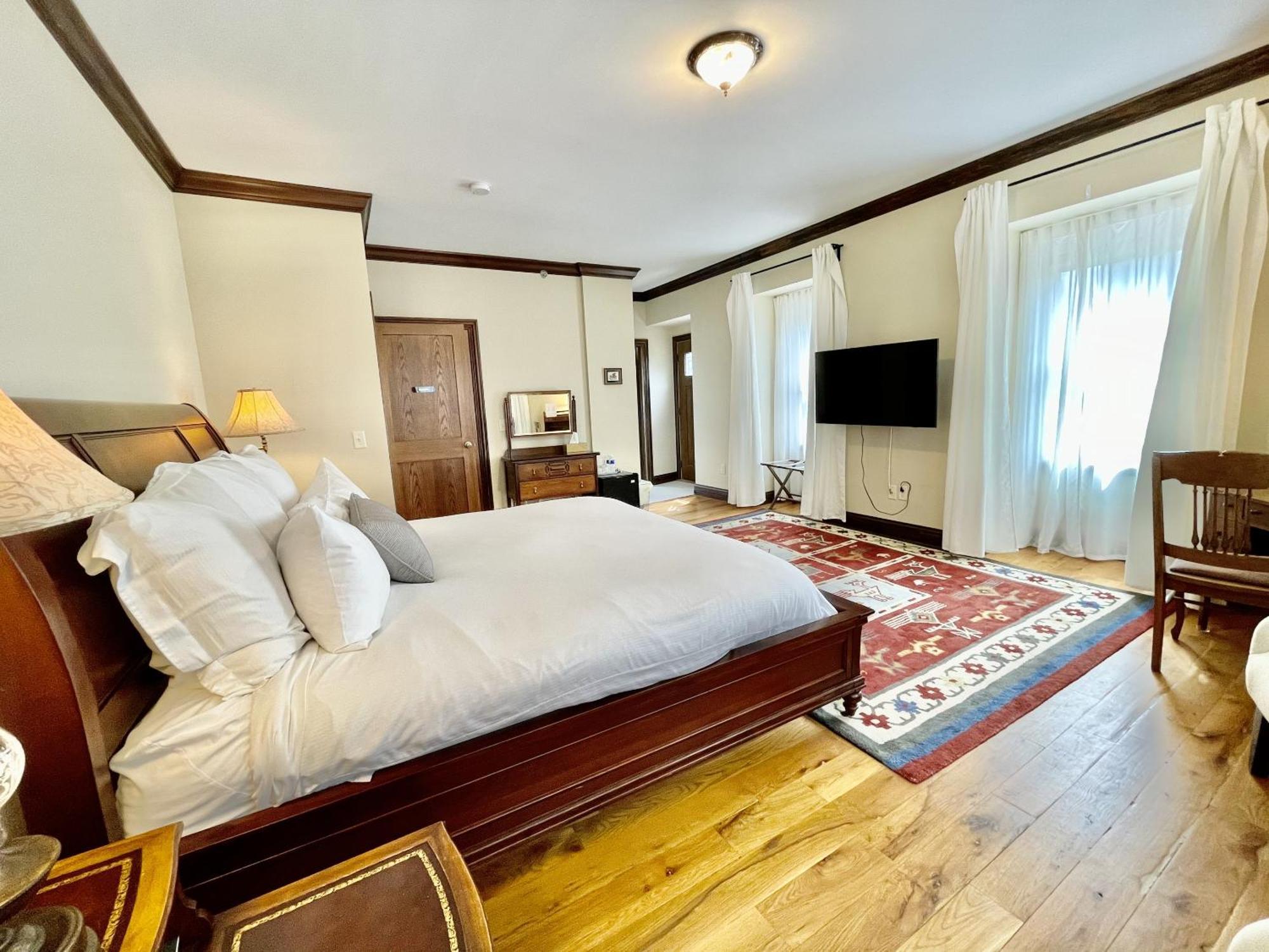 Deluxe King Suite