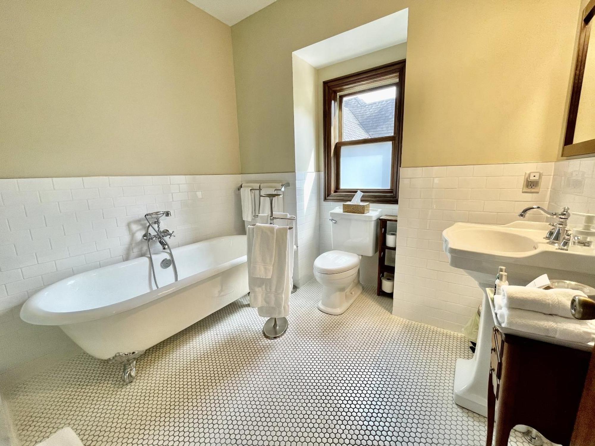 Deluxe King Suite