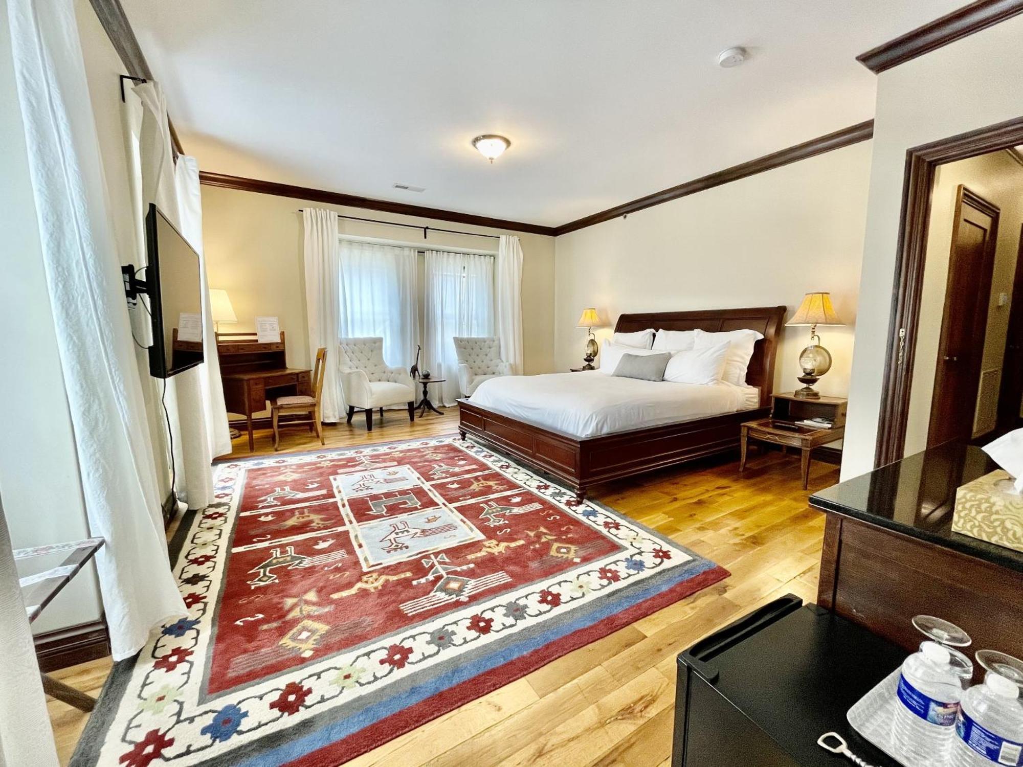 Deluxe King Suite