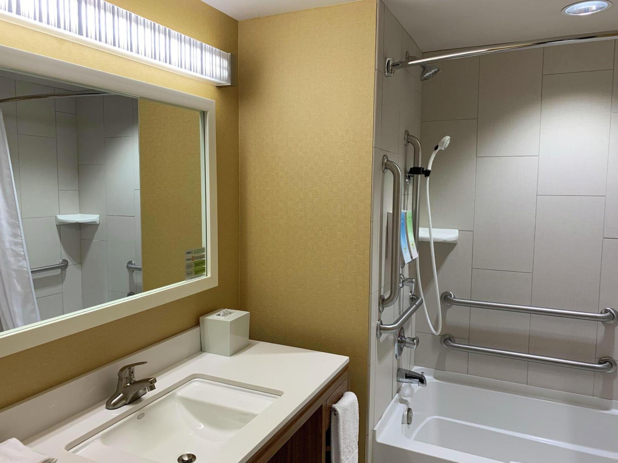 Queen Studio Two Queen Beds Mobility Hearing Access or Non-Smoking
