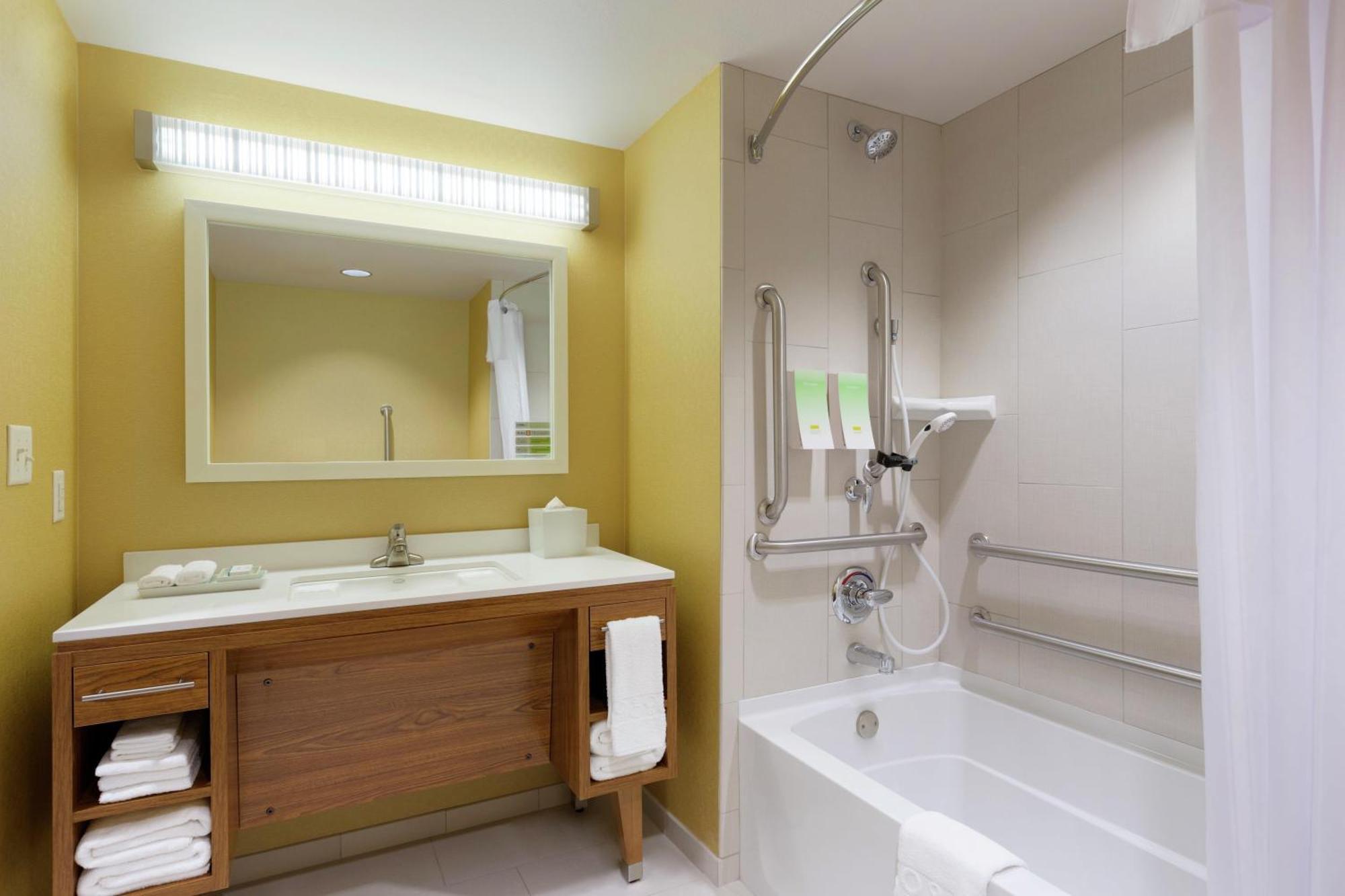 Queen Studio Suite Hearing Access or Non-Smoking
