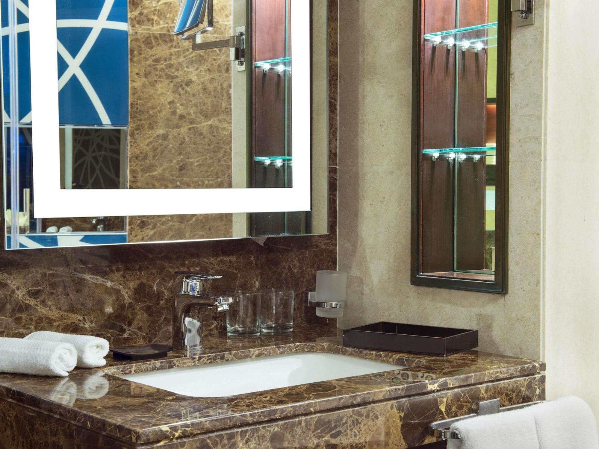 Executive Suite One King