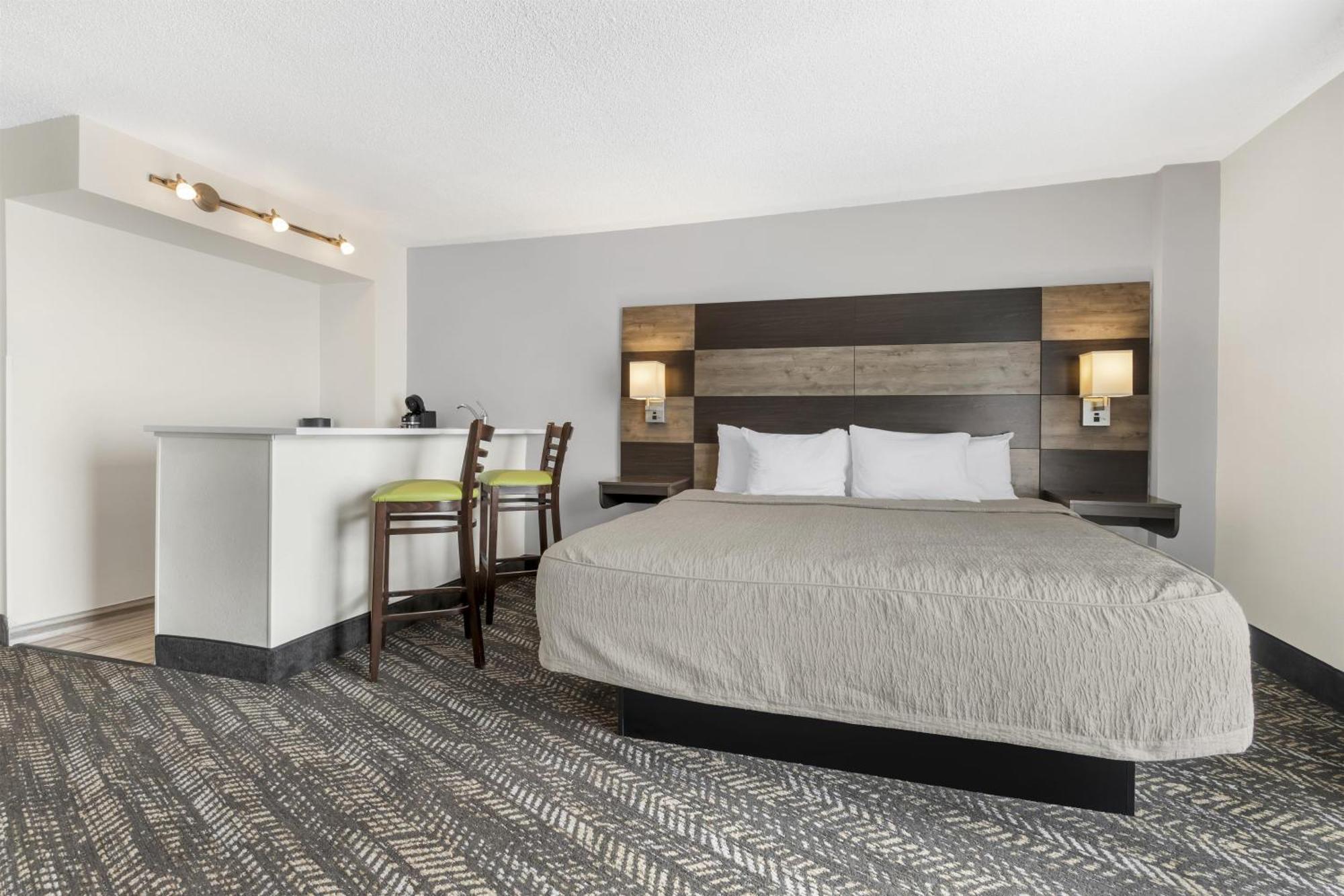 King Suite Two King Beds Sauna Walk Shower Non-Smoking