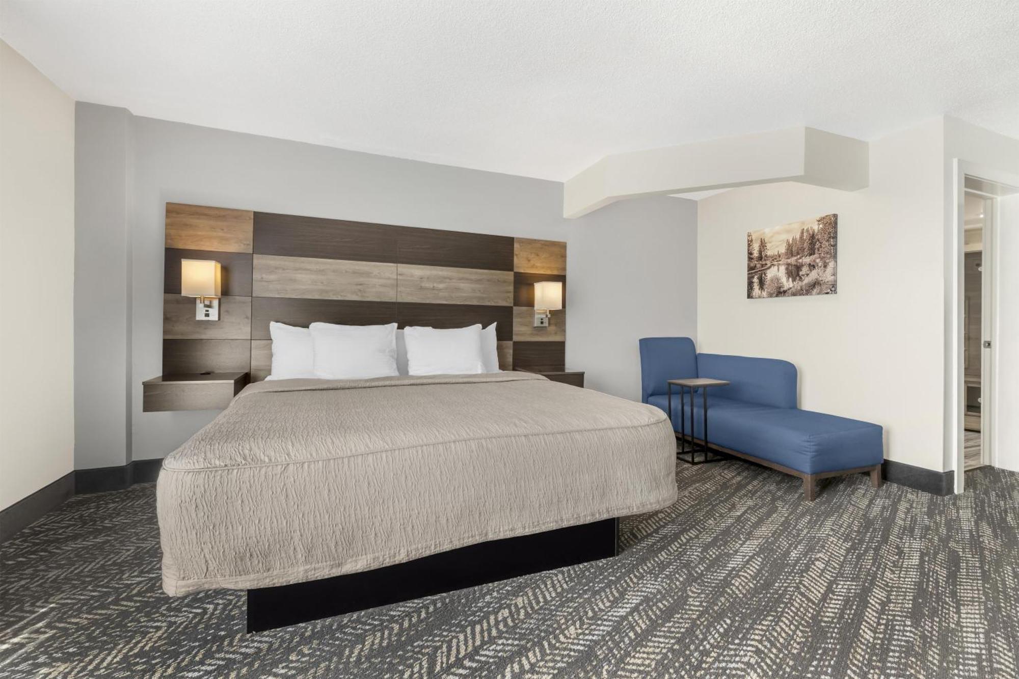 King Suite Two King Beds Sauna Walk Shower Non-Smoking