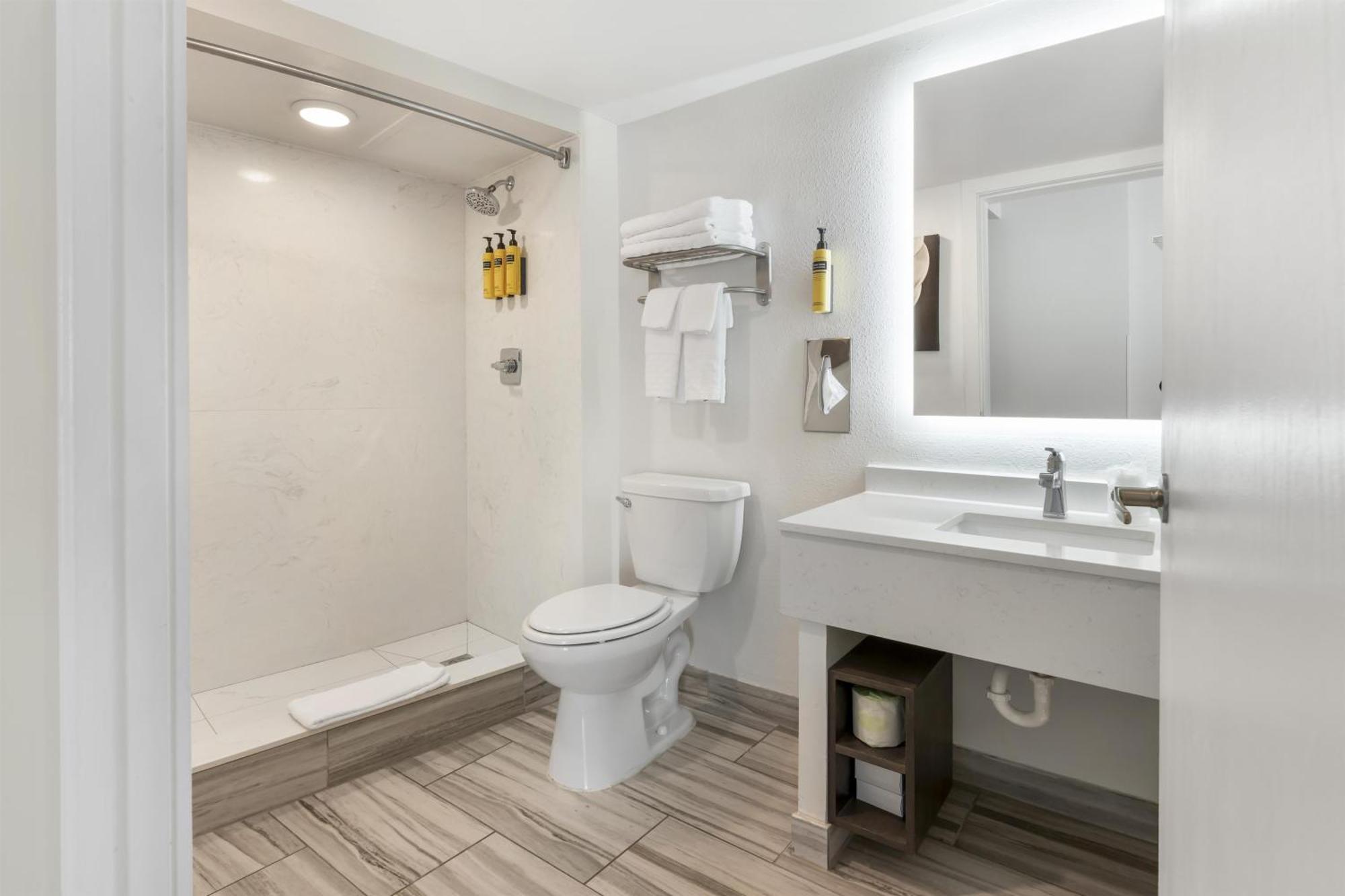 King Suite Two King Beds Sauna Walk Shower Non-Smoking