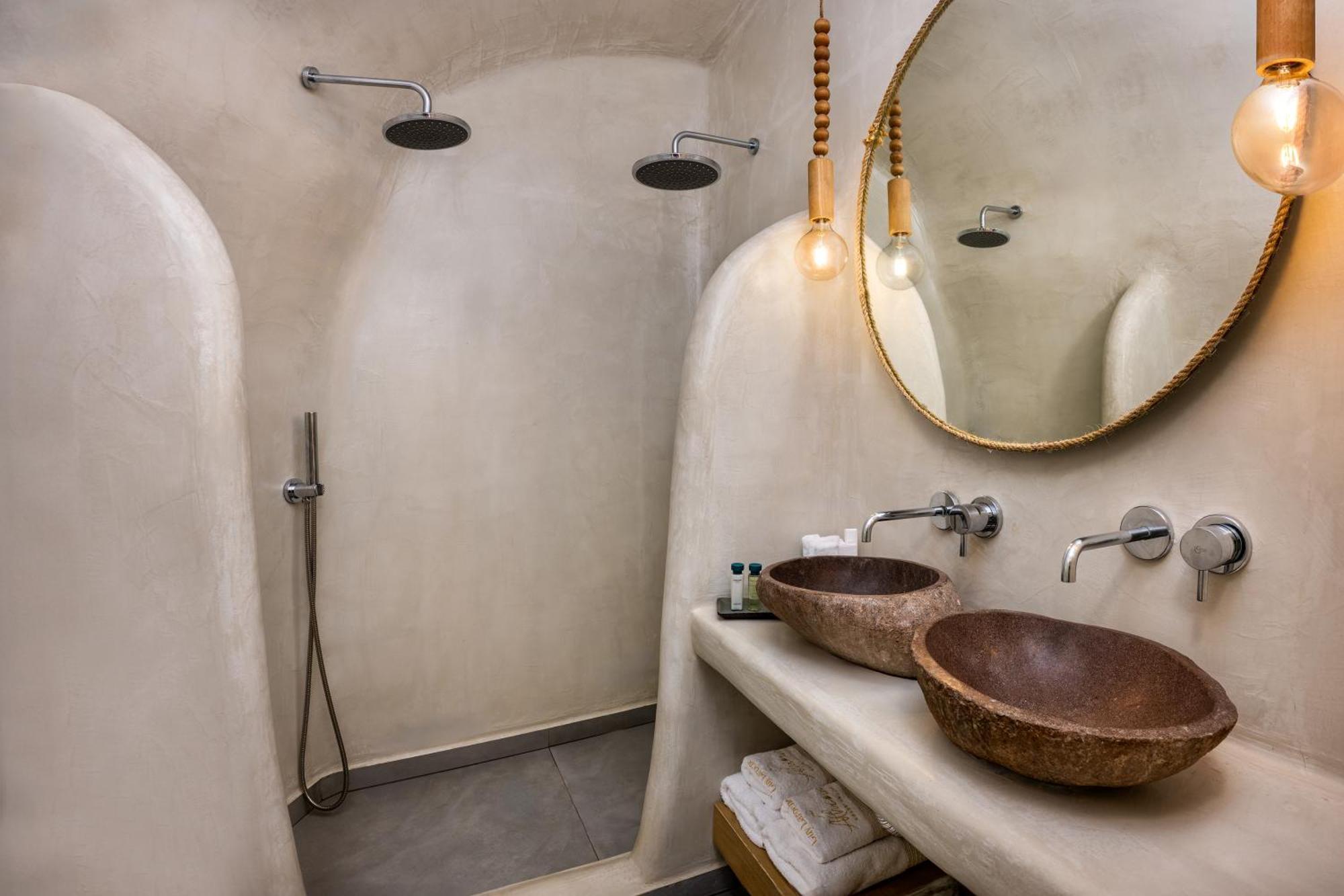 Cozy Suite indoor jacuzzi shared balcony