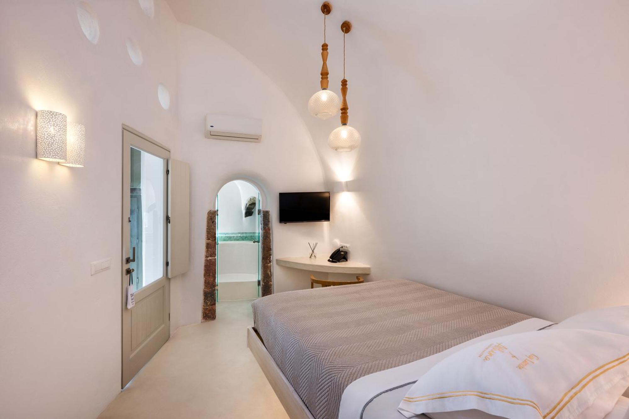 Cozy Suite indoor jacuzzi shared balcony