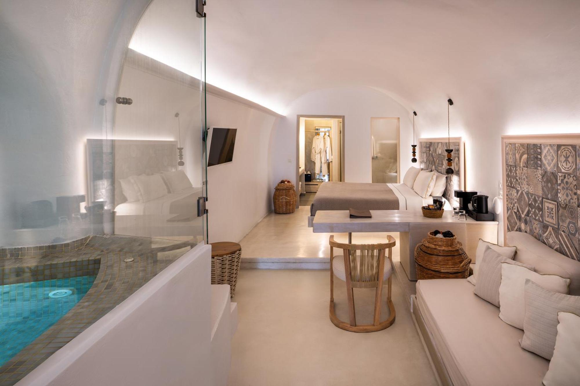 Junior Suite indoor jacuzzi shared balcony