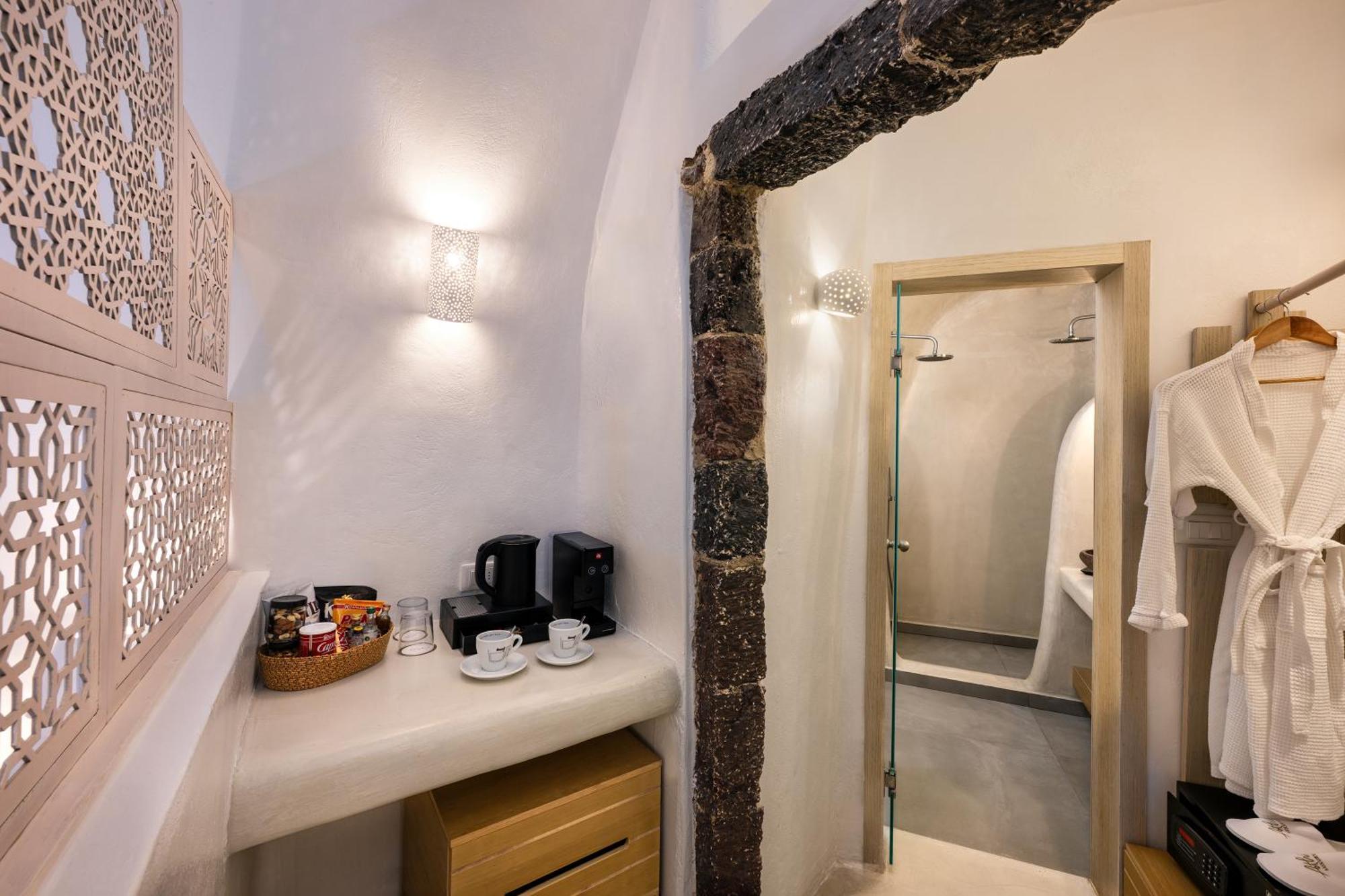 Cozy Suite indoor jacuzzi shared balcony