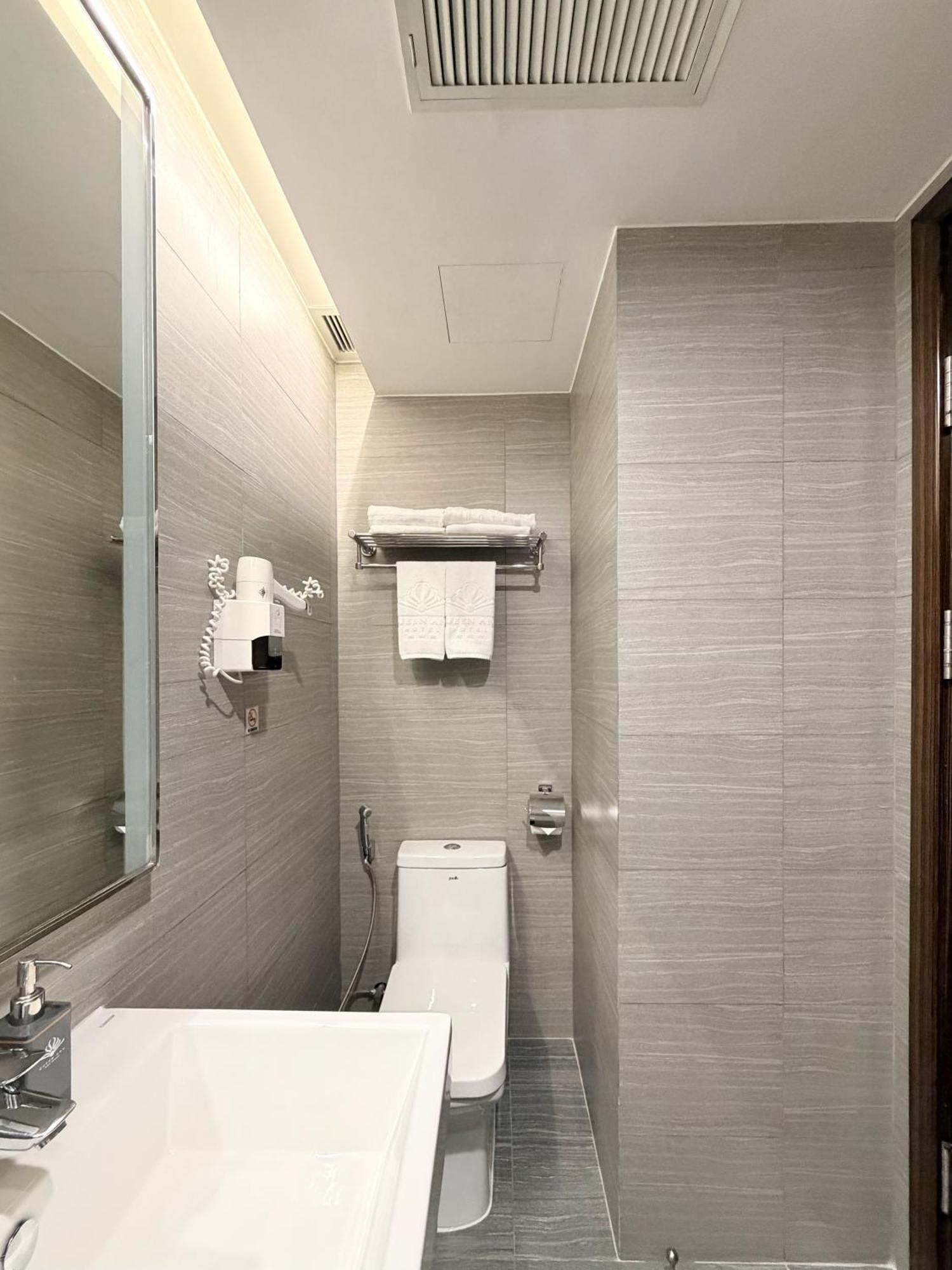 Deluxe Twin Room Window