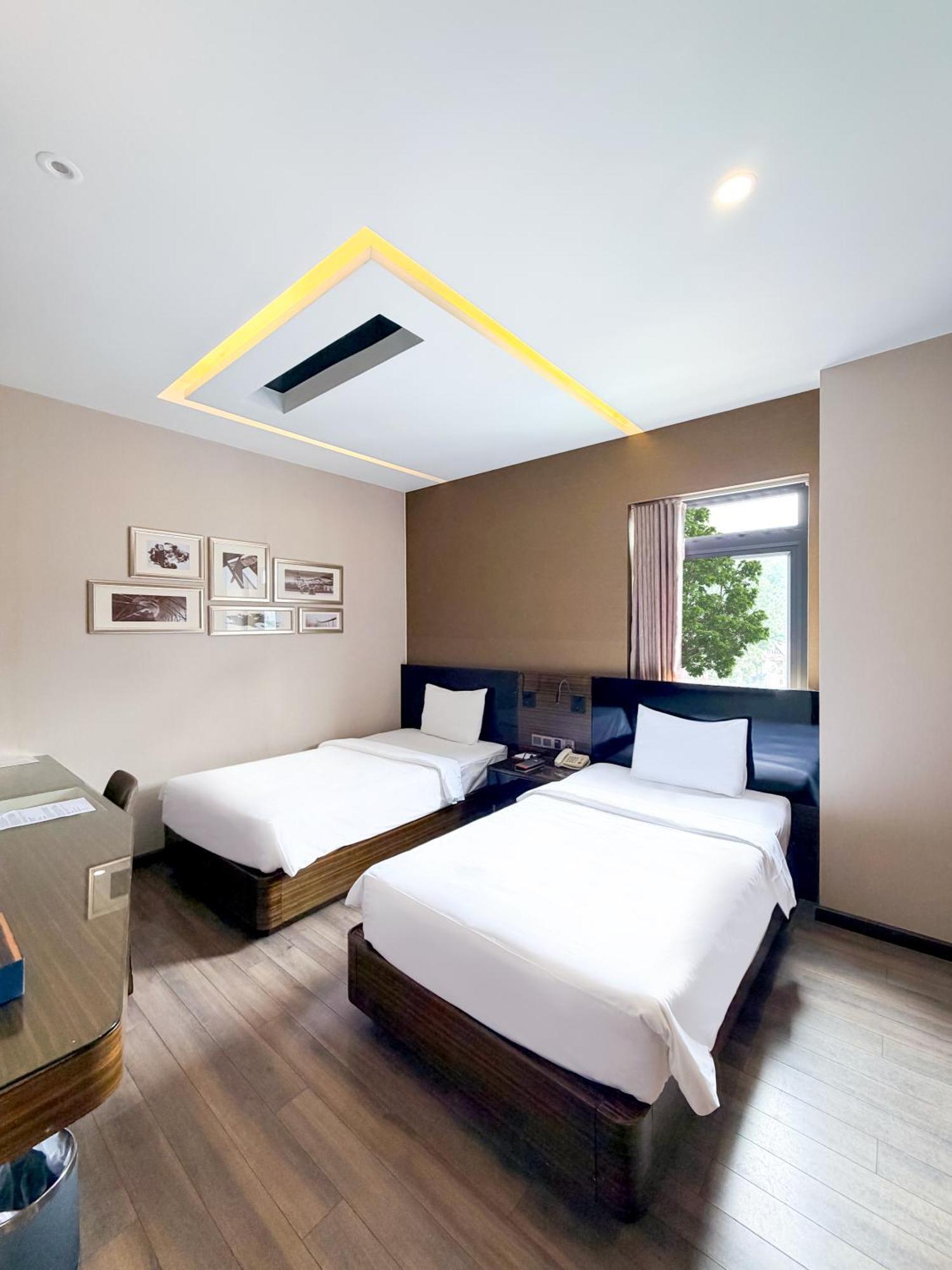 Deluxe Twin Room Window