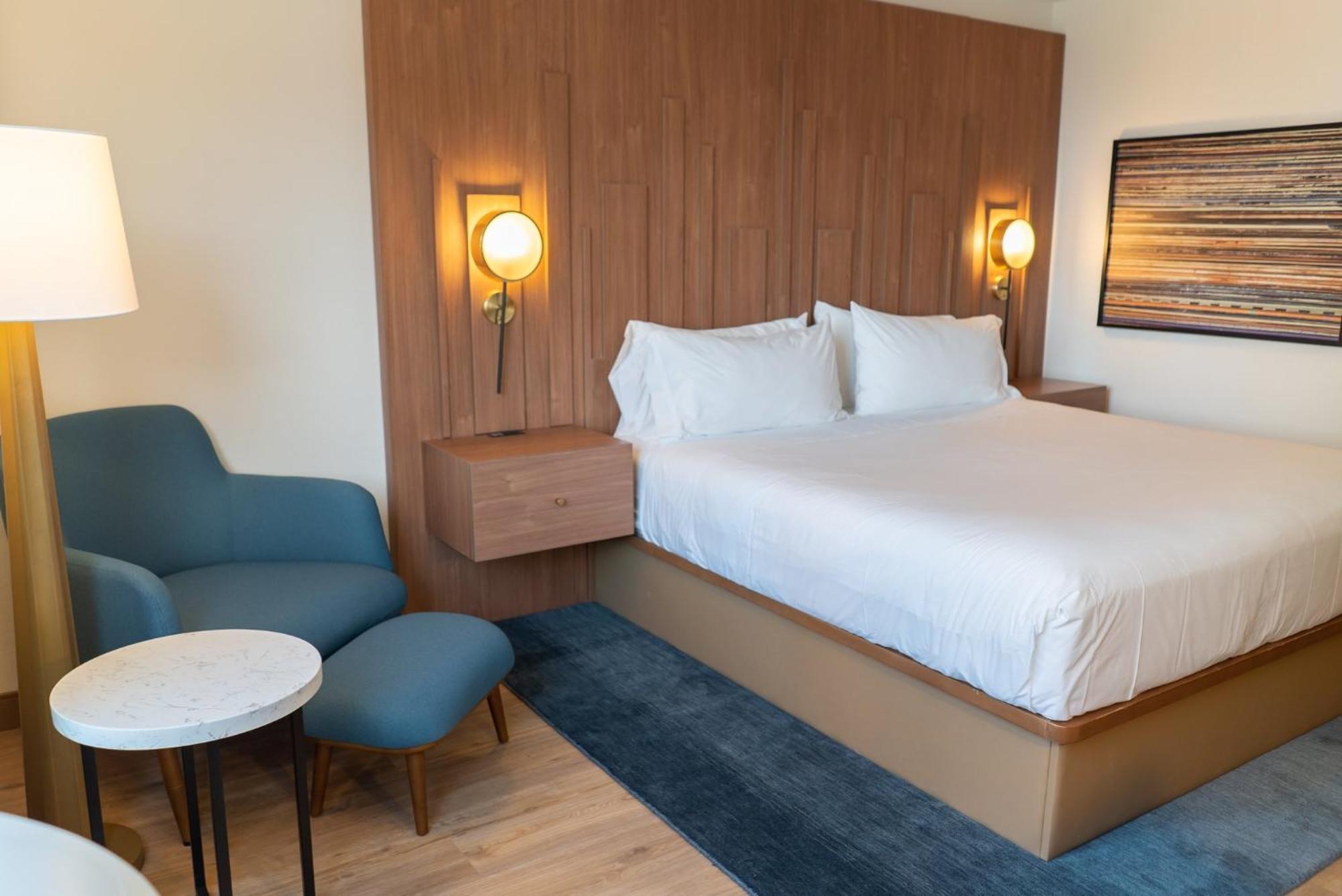 Standard King Room Mobility Accessible Tub