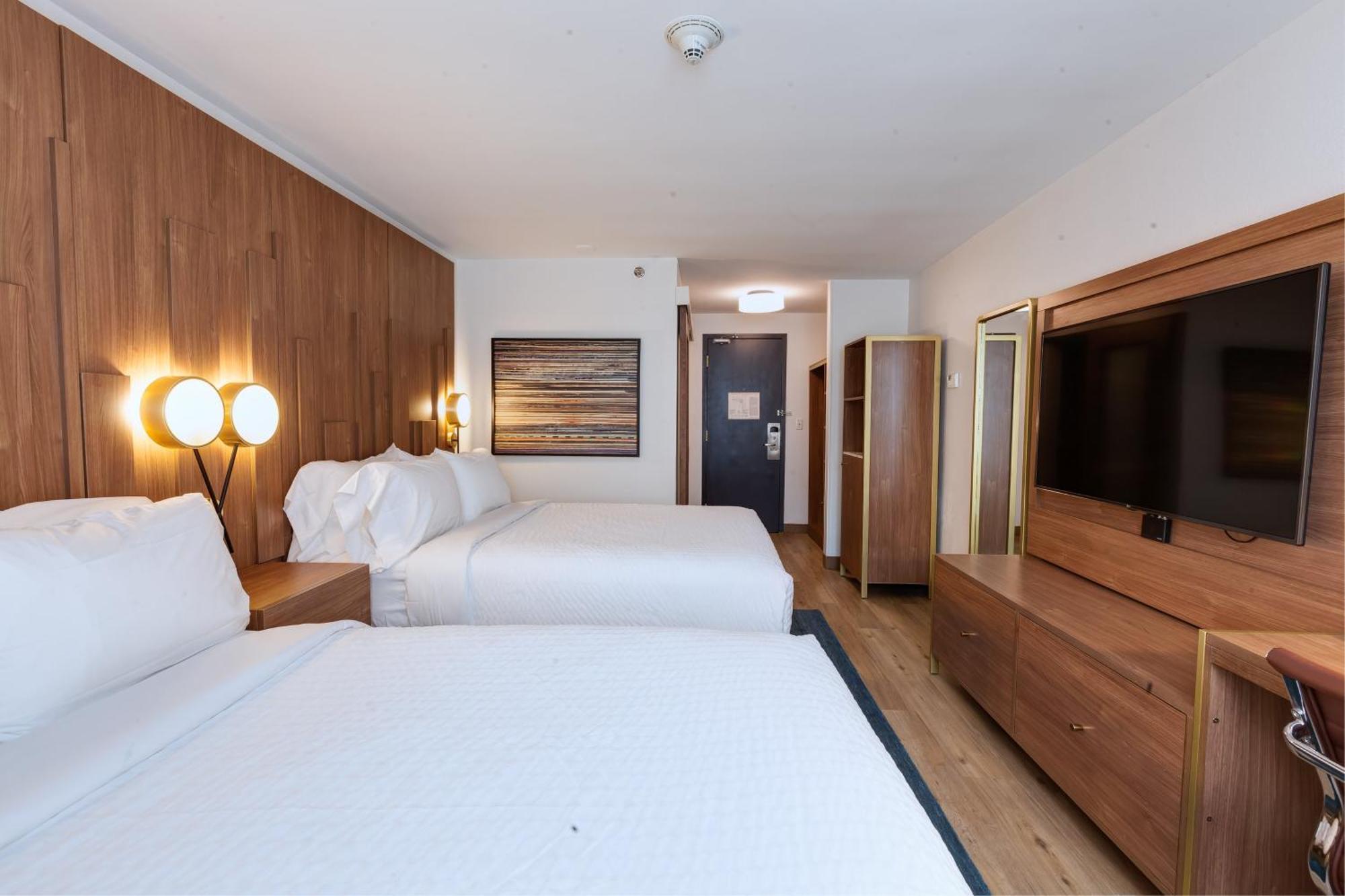 Standard Queen Room Two Queen Beds Mobility Accessible Tub